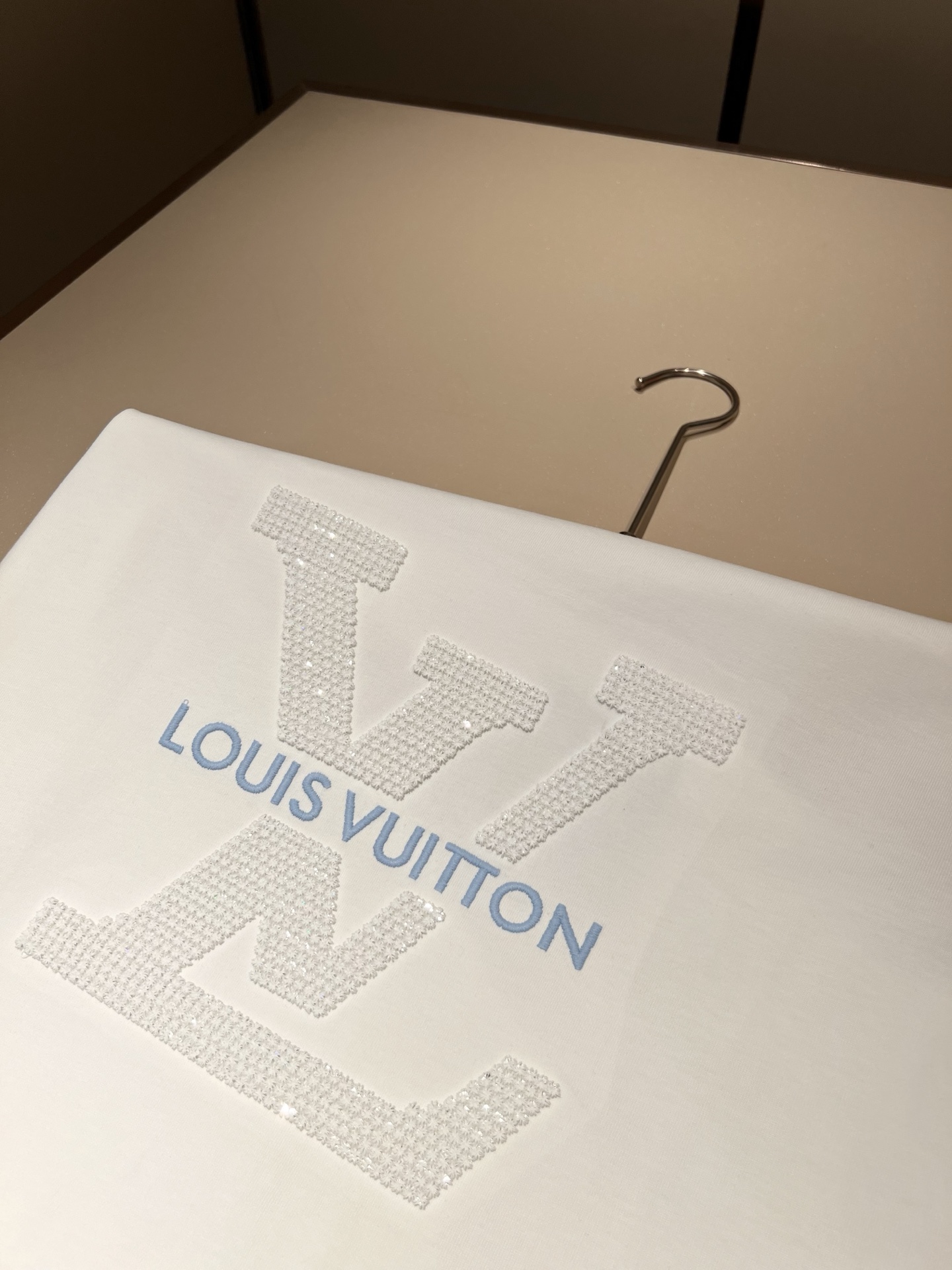 LouisVuitt*路易*登 2026春夏全新系列单品上线，非常时髦前卫的一款男女同款短袖T恤，全景标