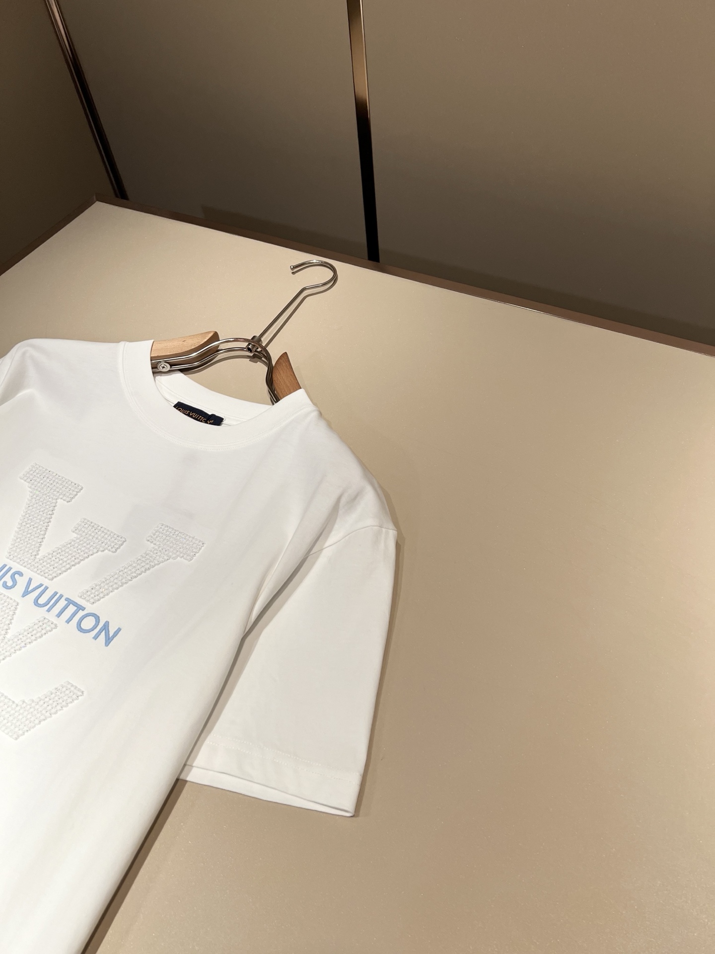 LouisVuitt*路易*登 2026春夏全新系列单品上线，非常时髦前卫的一款男女同款短袖T恤，全景标