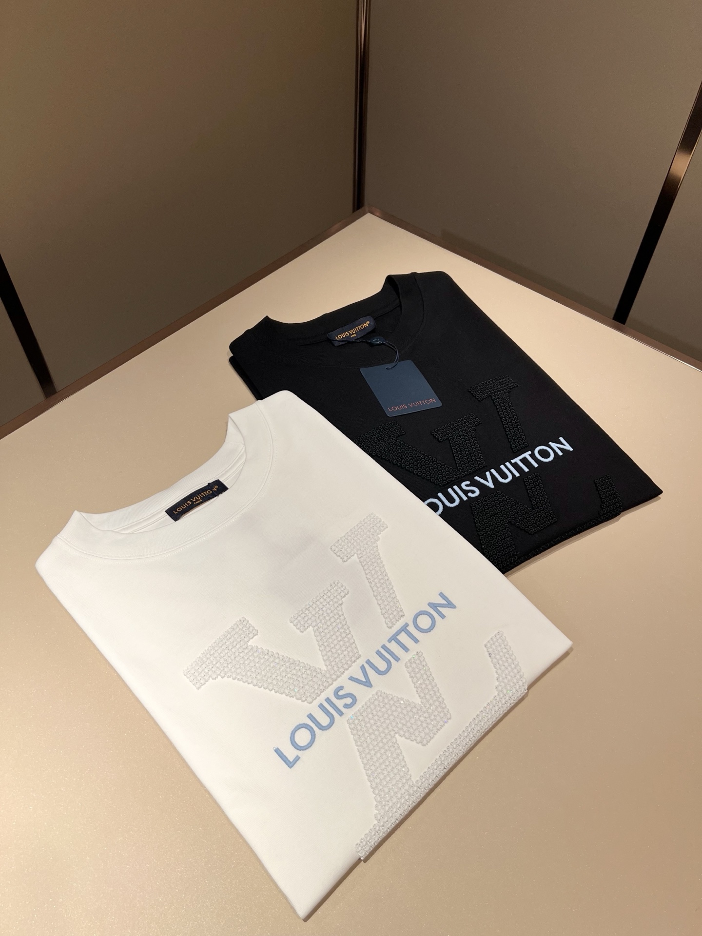 LouisVuitt*路易*登 2026春夏全新系列单品上线，非常时髦前卫的一款男女同款短袖T恤，全景标