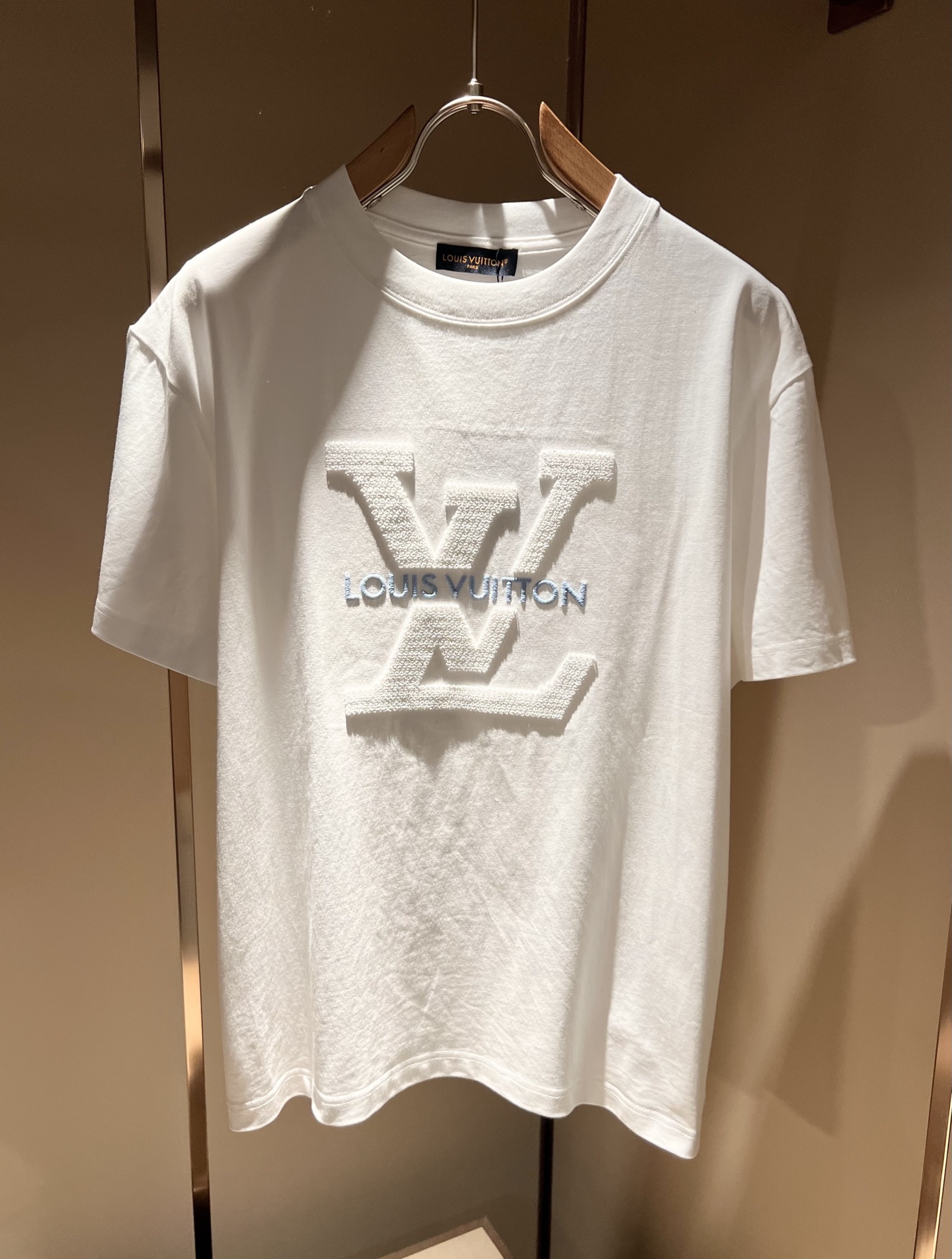 LouisVuitt*路易*登 2026春夏全新系列单品上线，非常时髦前卫的一款男女同款短袖T恤，全景标