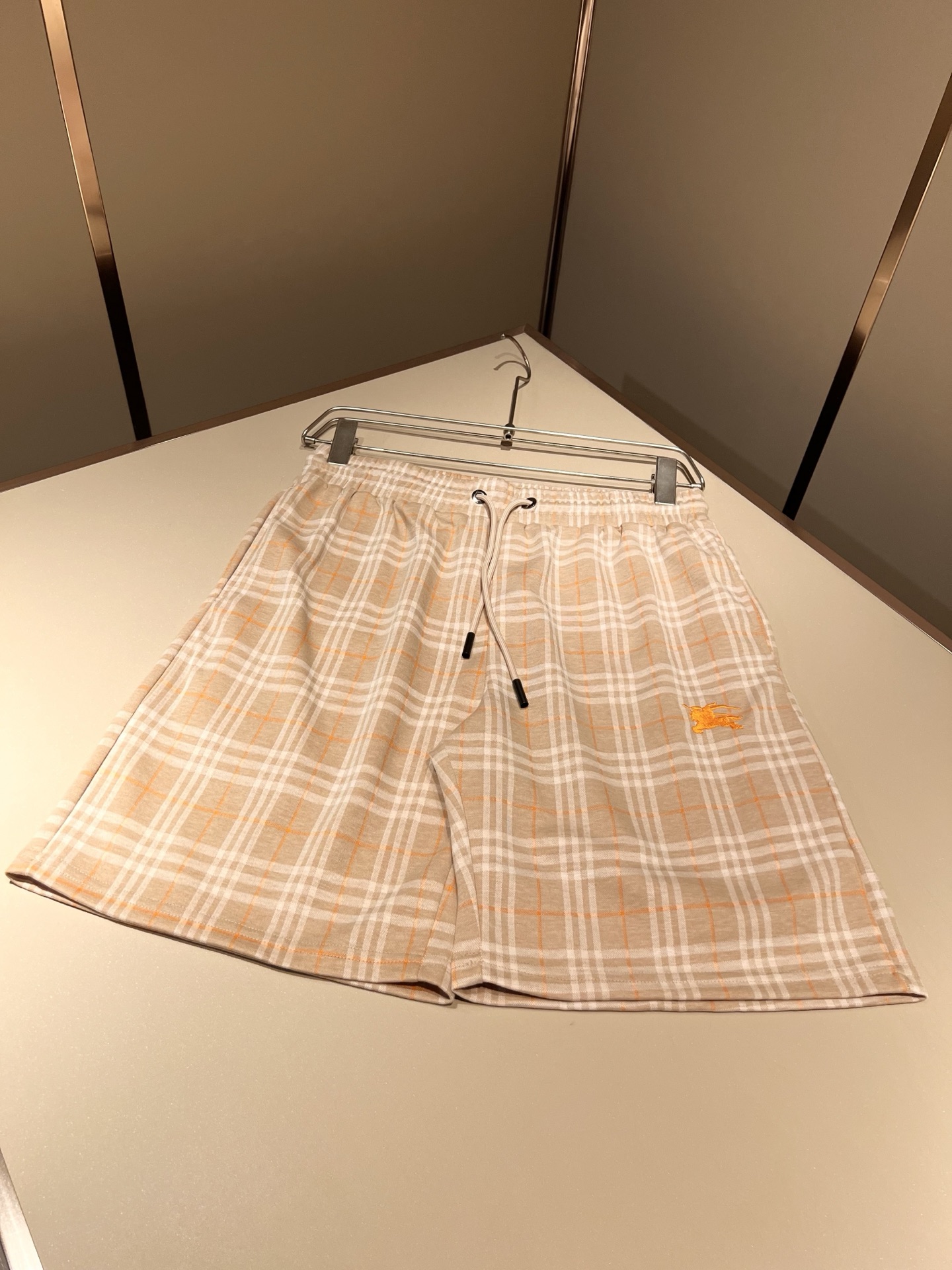 Bur*erry 巴*莉 2026春夏新款男女同款👫休闲套装，品牌最新设计元素！既不单调也不复杂，好处的