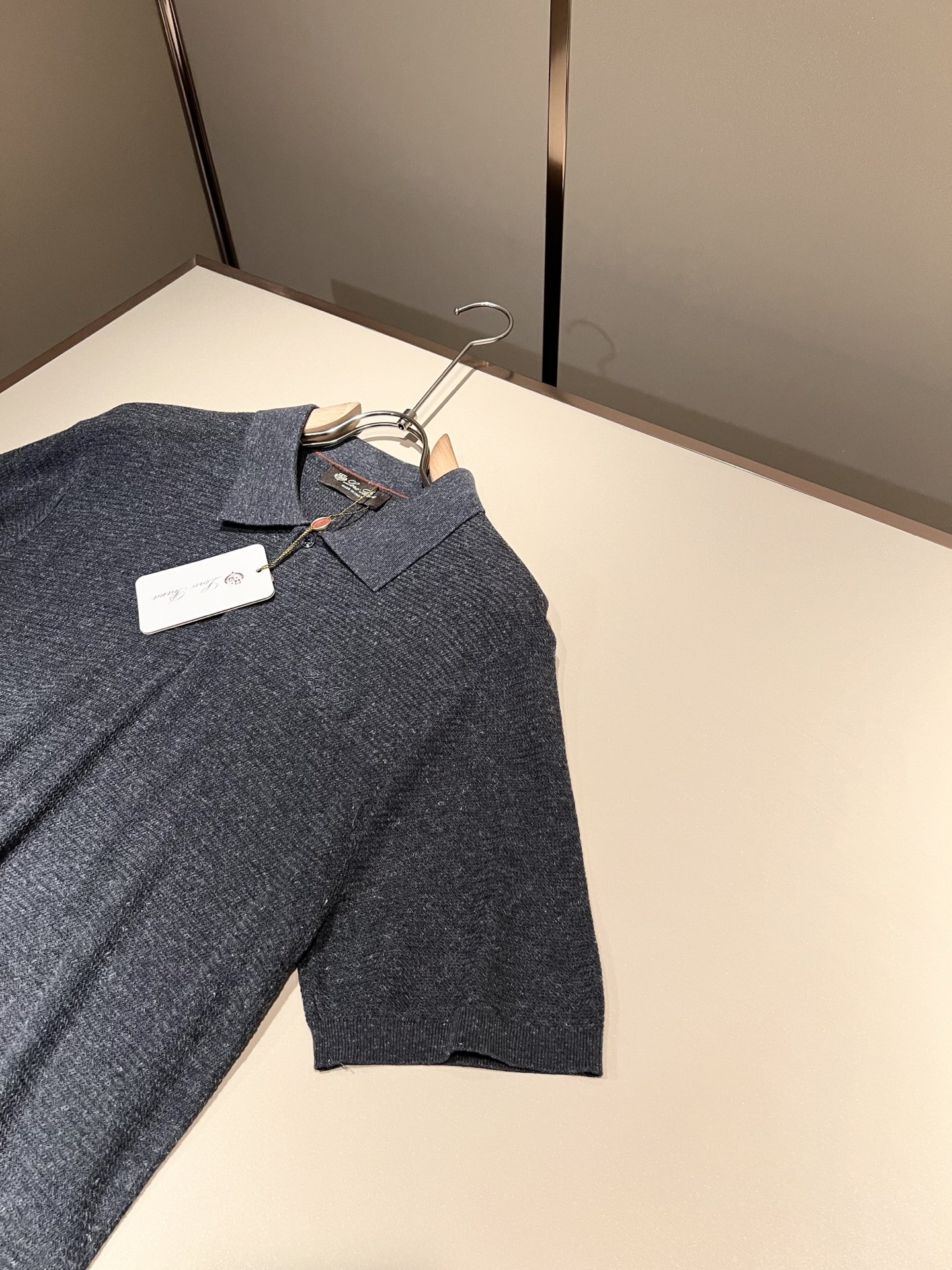 Loro Piana诺悠翩雅 2026春夏男士最新的贸易订单翻领针织短袖T恤，全品相！！上身舒适透气，不