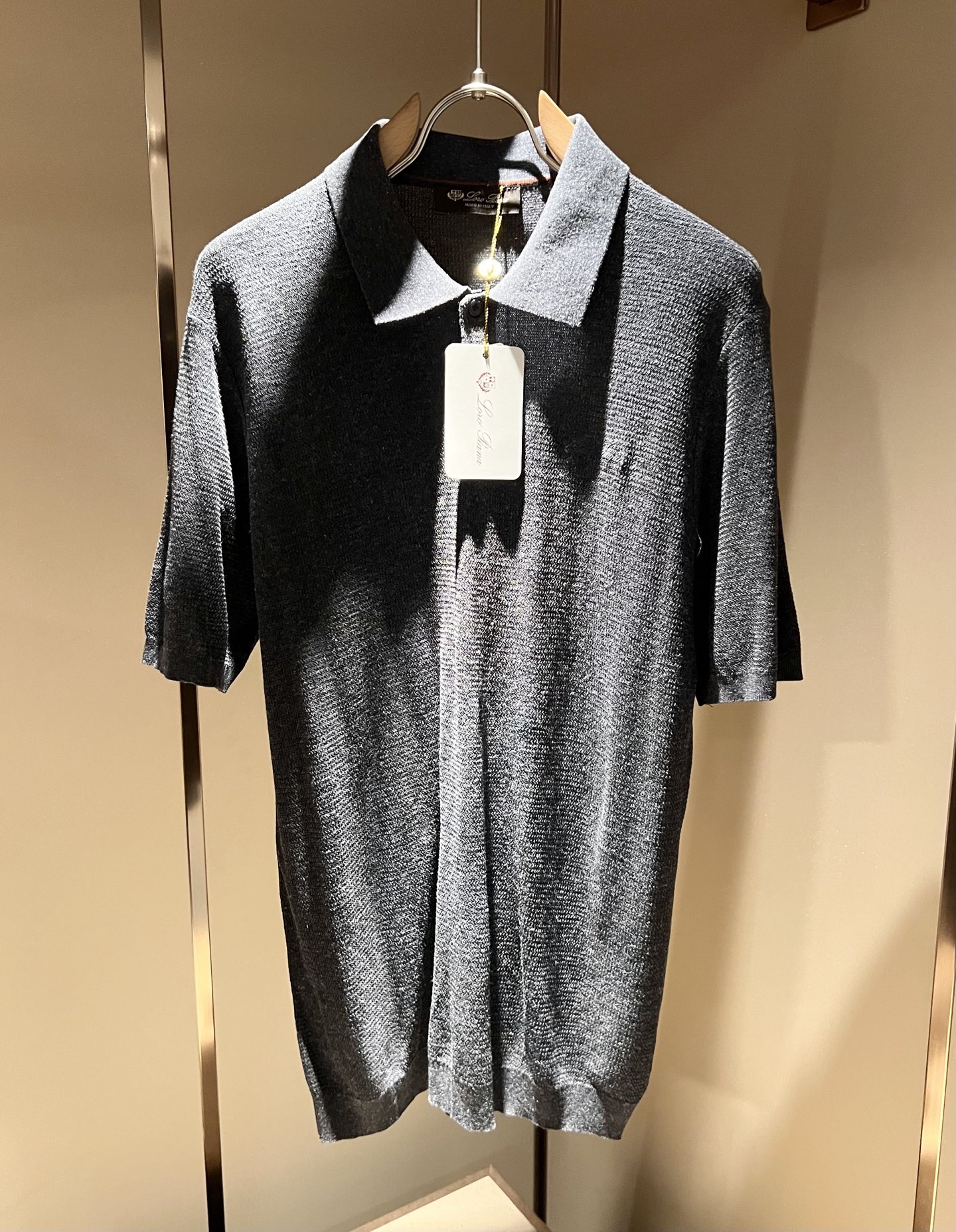 Loro Piana诺悠翩雅 2026春夏男士最新的贸易订单翻领针织短袖T恤，全品相！！上身舒适透气，不