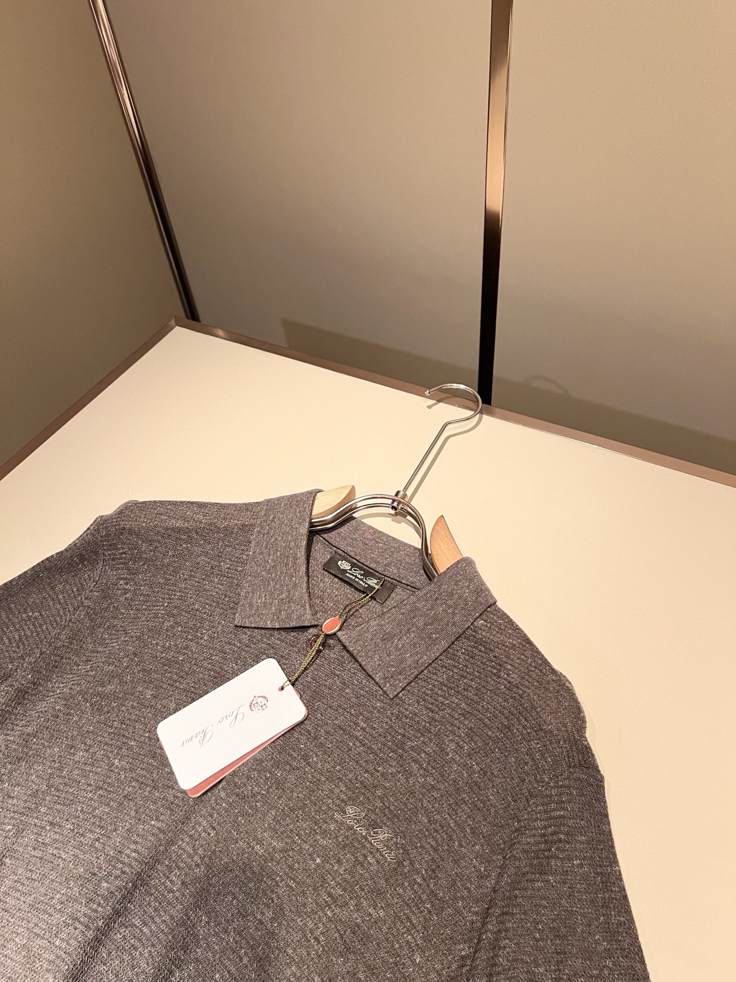 Loro Piana诺悠翩雅 2026春夏男士最新的贸易订单翻领针织短袖T恤，全品相！！上身舒适透气，不