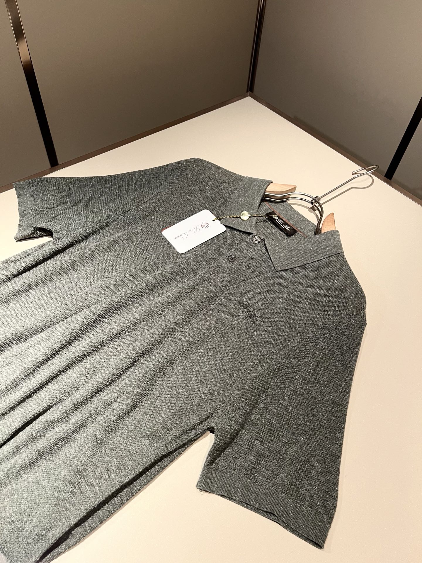 Loro Piana诺悠翩雅 2026春夏男士最新的贸易订单翻领针织短袖T恤，全品相！！上身舒适透气，不