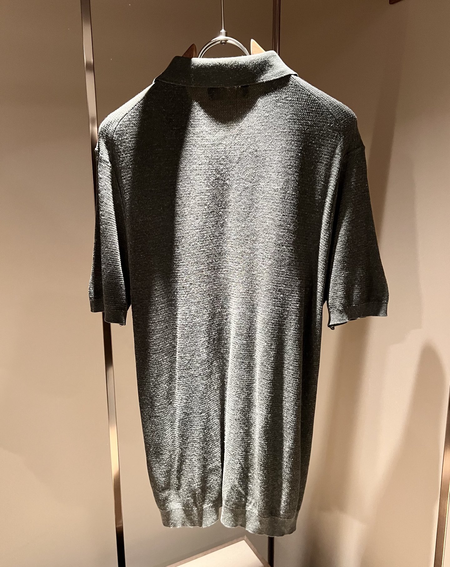 Loro Piana诺悠翩雅 2026春夏男士最新的贸易订单翻领针织短袖T恤，全品相！！上身舒适透气，不