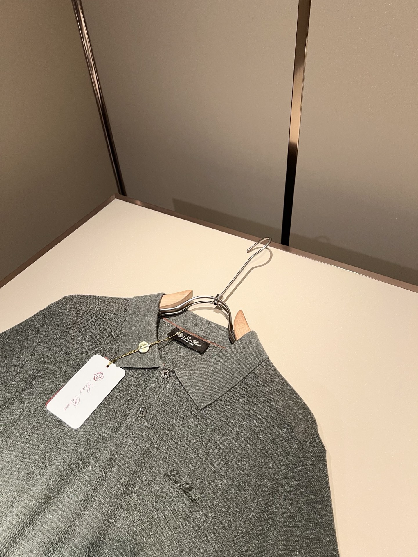 Loro Piana诺悠翩雅 2026春夏男士最新的贸易订单翻领针织短袖T恤，全品相！！上身舒适透气，不