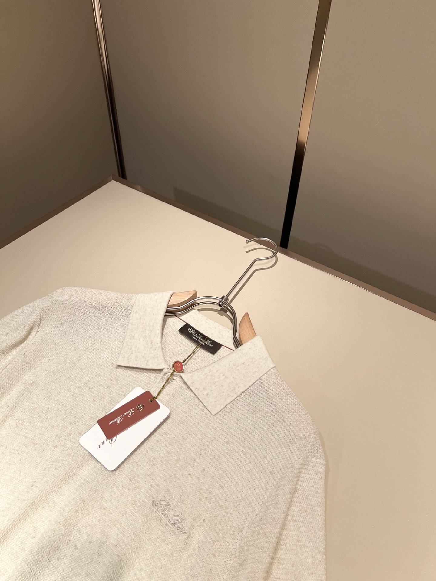Loro Piana诺悠翩雅 2026春夏男士最新的贸易订单翻领针织短袖T恤，全品相！！上身舒适透气，不