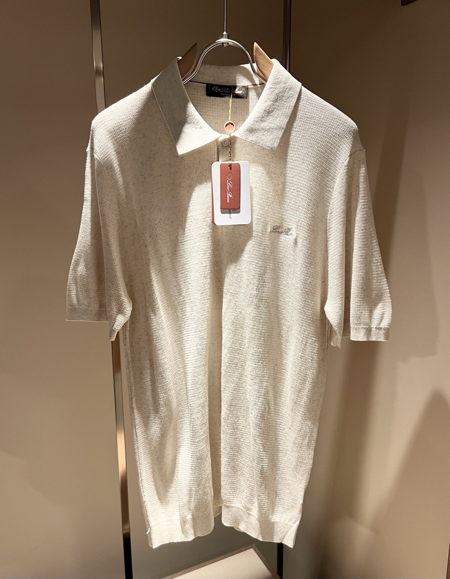 Loro Piana诺悠翩雅 2026春夏男士最新的贸易订单翻领针织短袖T恤，全品相！！上身舒适透气，不