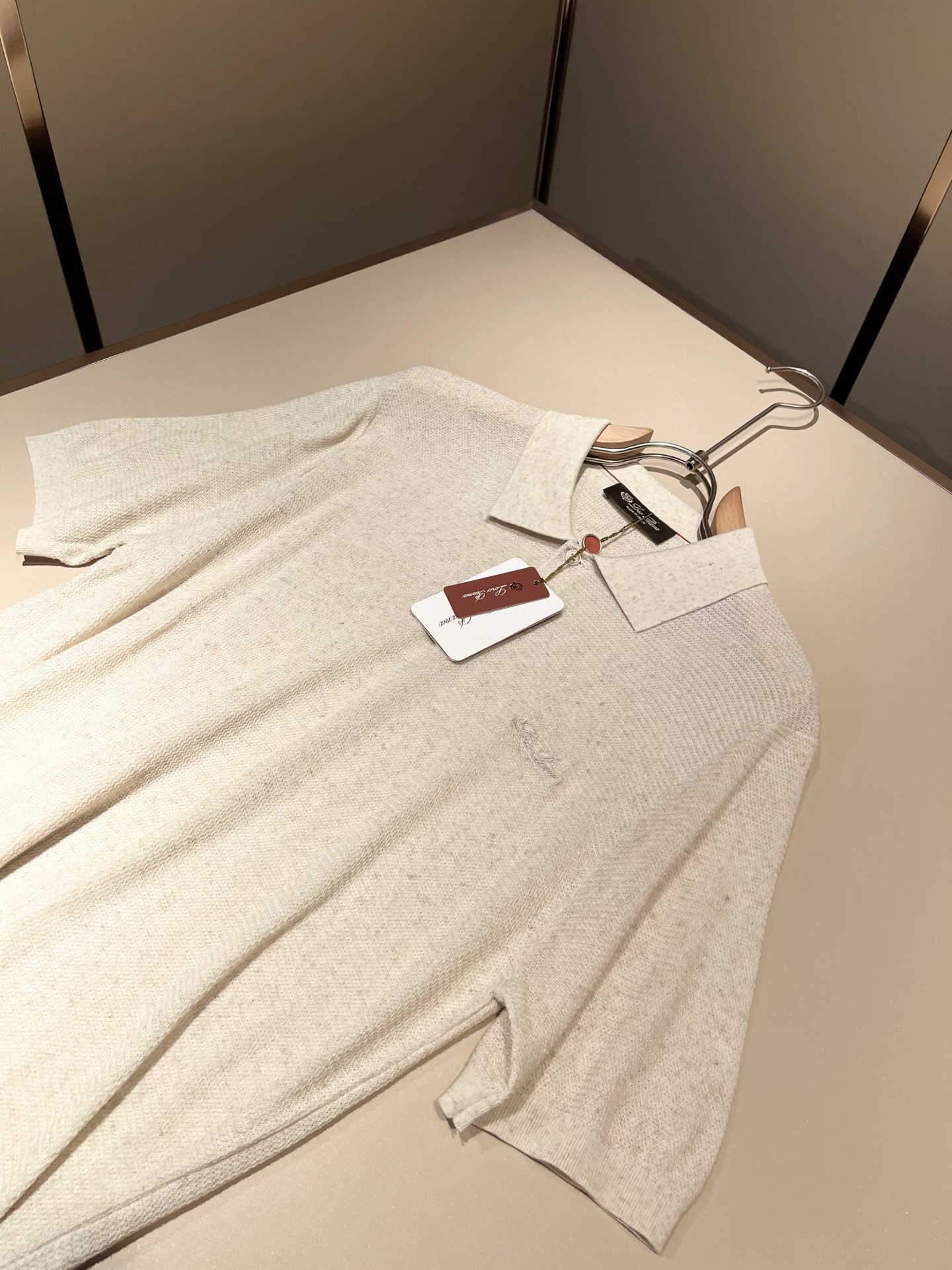 Loro Piana诺悠翩雅 2026春夏男士最新的贸易订单翻领针织短袖T恤，全品相！！上身舒适透气，不