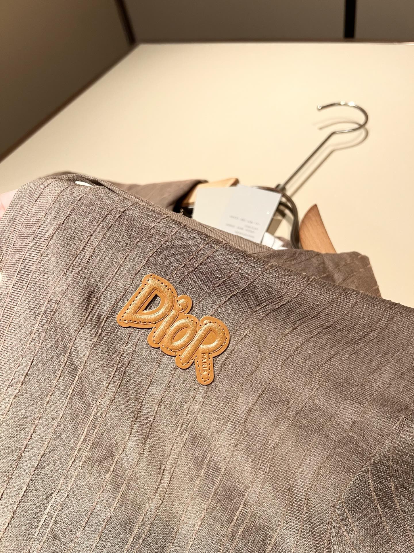 Dior 迪奥2026春夏新款男女同款👫衬衣，品牌最新设计元素！既不单调也不复杂,恰到好处的展现品味！客