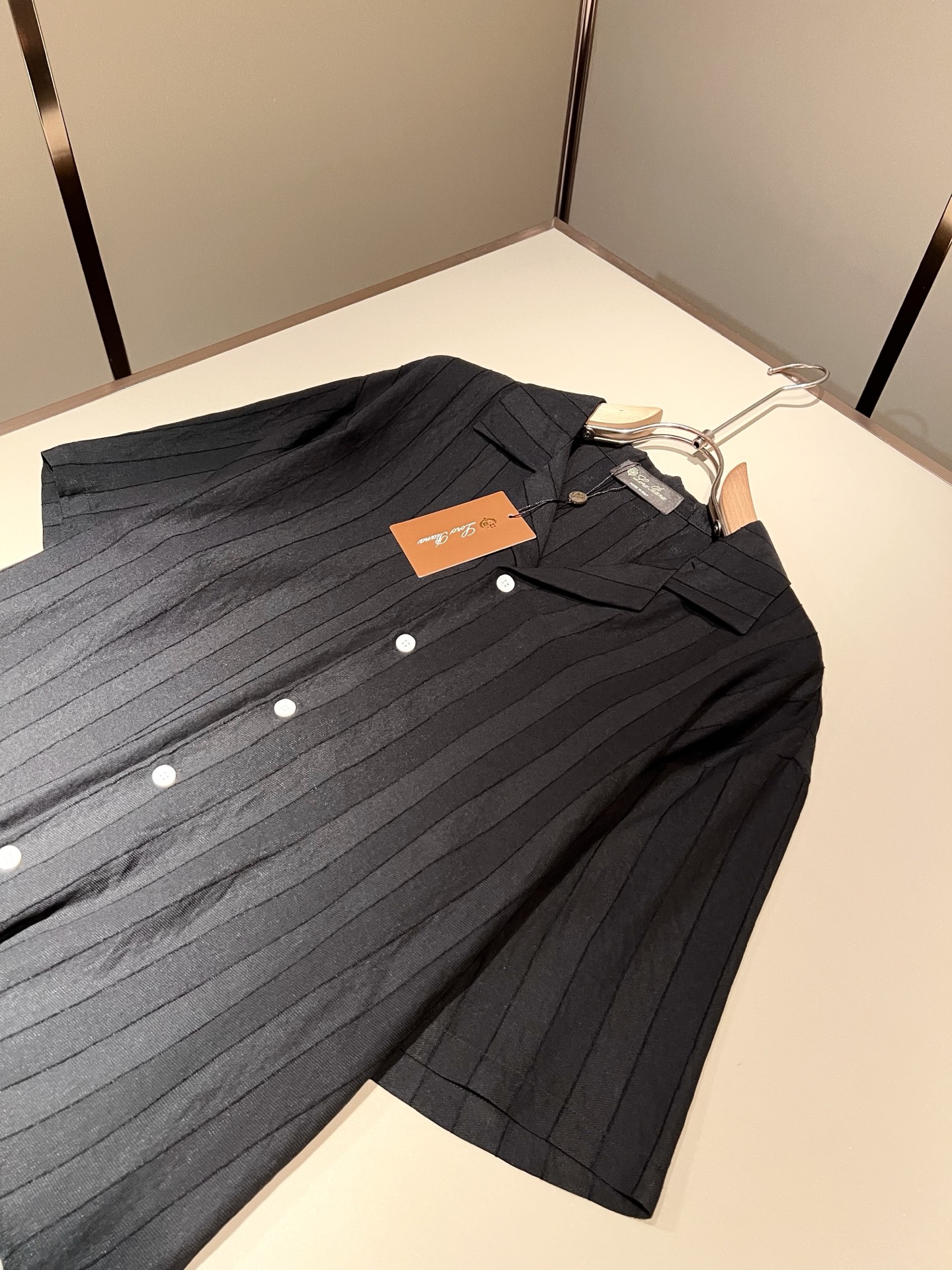 Loro Piana诺悠翩雅 2026春夏男士最新的贸易订单翻领衬衣，全品相！！采用logo皮革图案设计