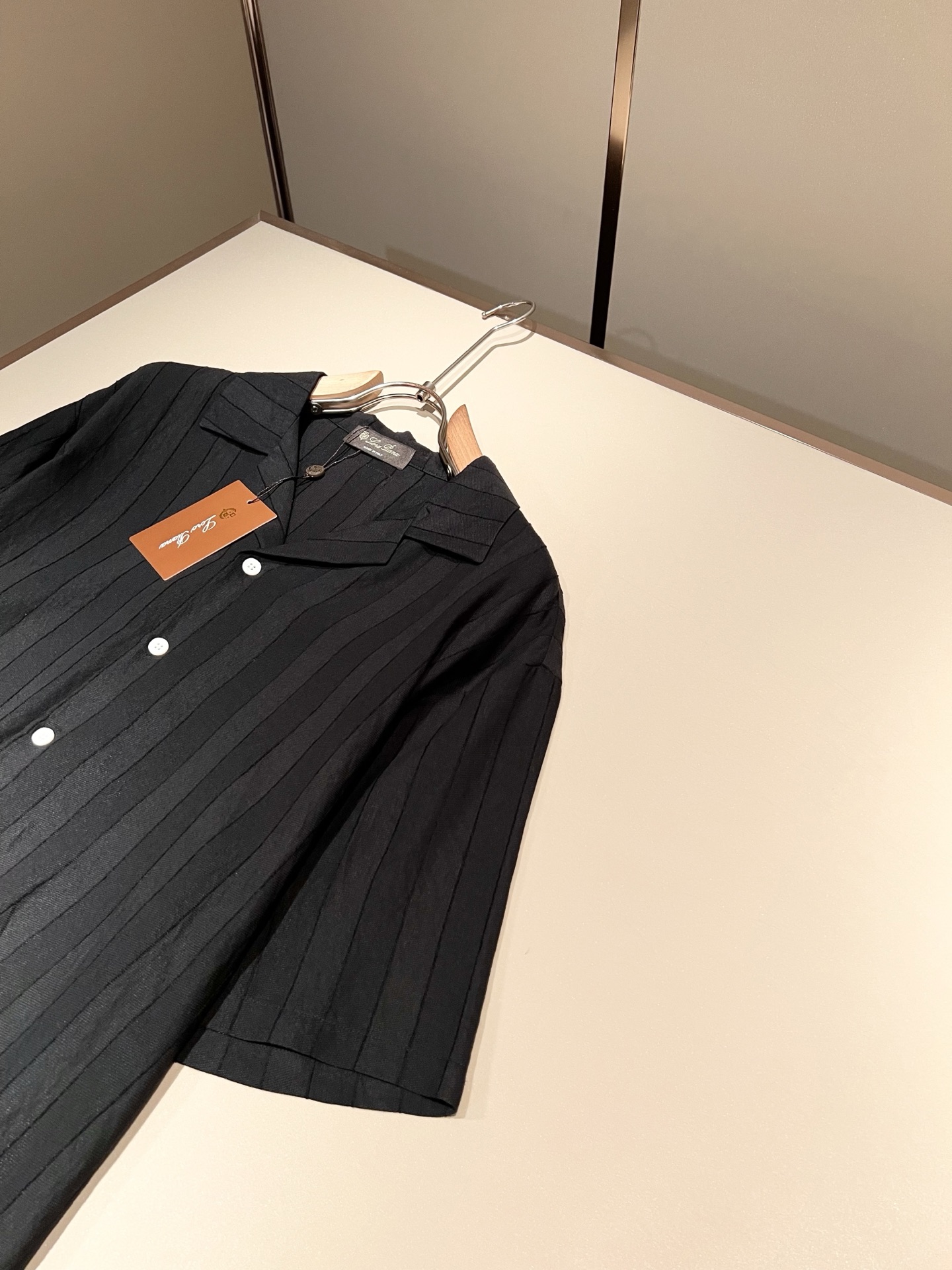 Loro Piana诺悠翩雅 2026春夏男士最新的贸易订单翻领衬衣，全品相！！采用logo皮革图案设计