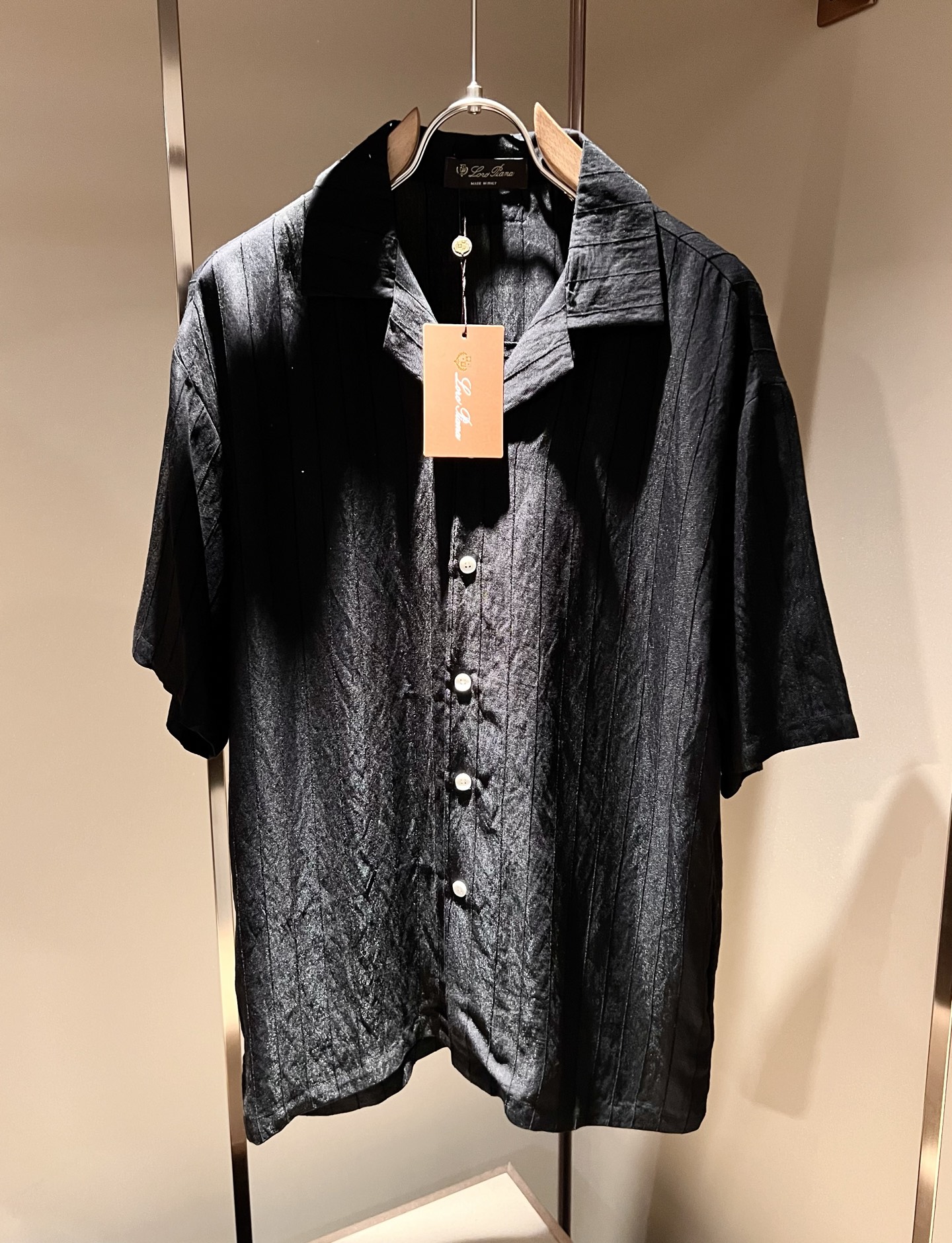 Loro Piana诺悠翩雅 2026春夏男士最新的贸易订单翻领衬衣，全品相！！采用logo皮革图案设计
