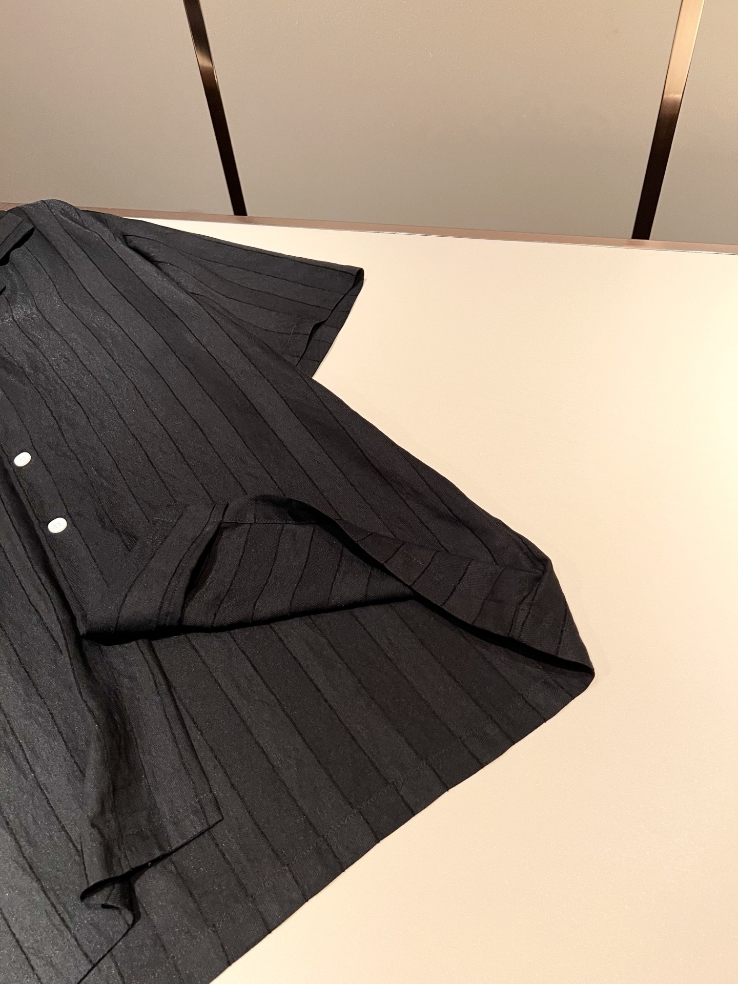 Loro Piana诺悠翩雅 2026春夏男士最新的贸易订单翻领衬衣，全品相！！采用logo皮革图案设计