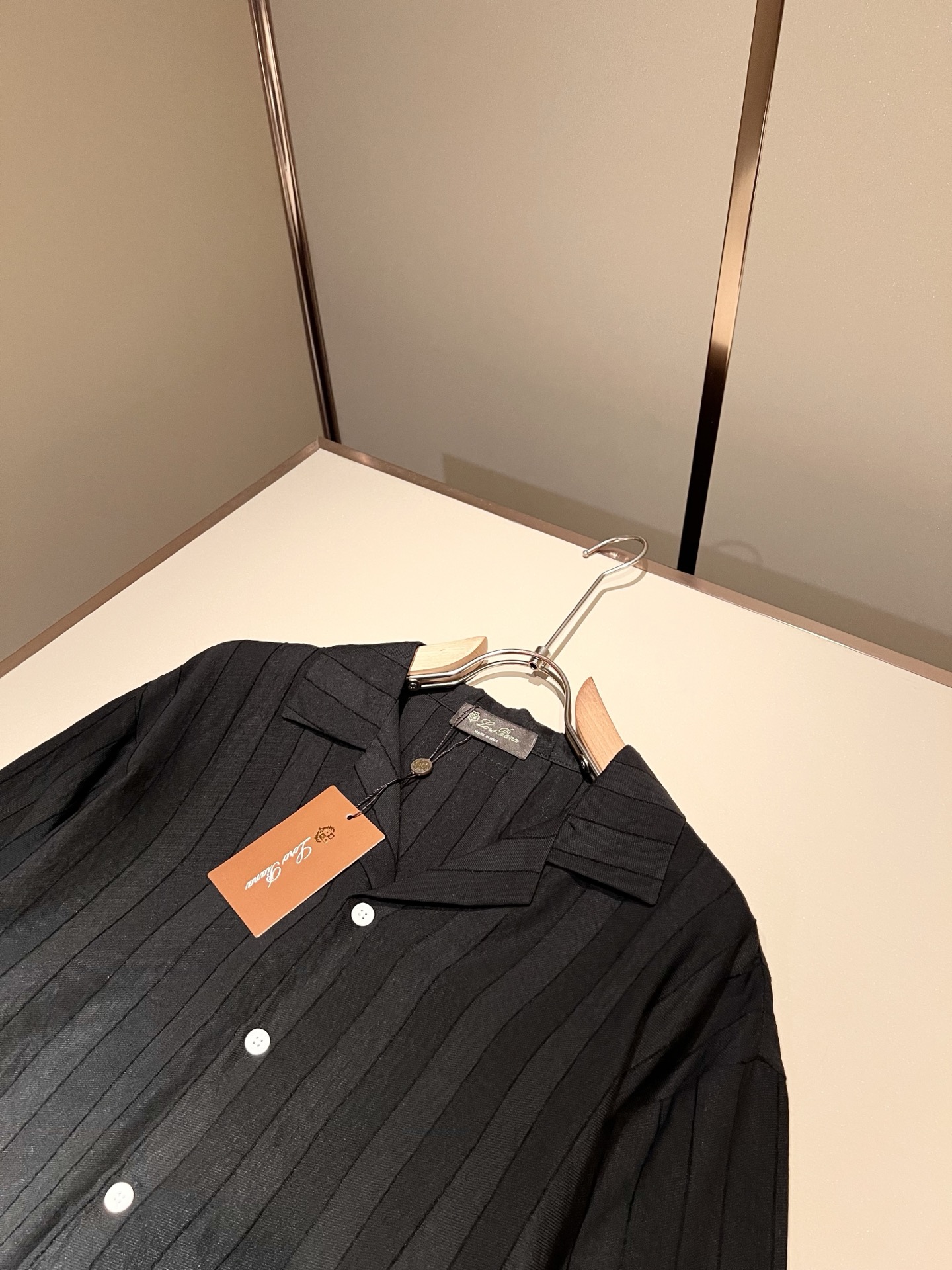 Loro Piana诺悠翩雅 2026春夏男士最新的贸易订单翻领衬衣，全品相！！采用logo皮革图案设计