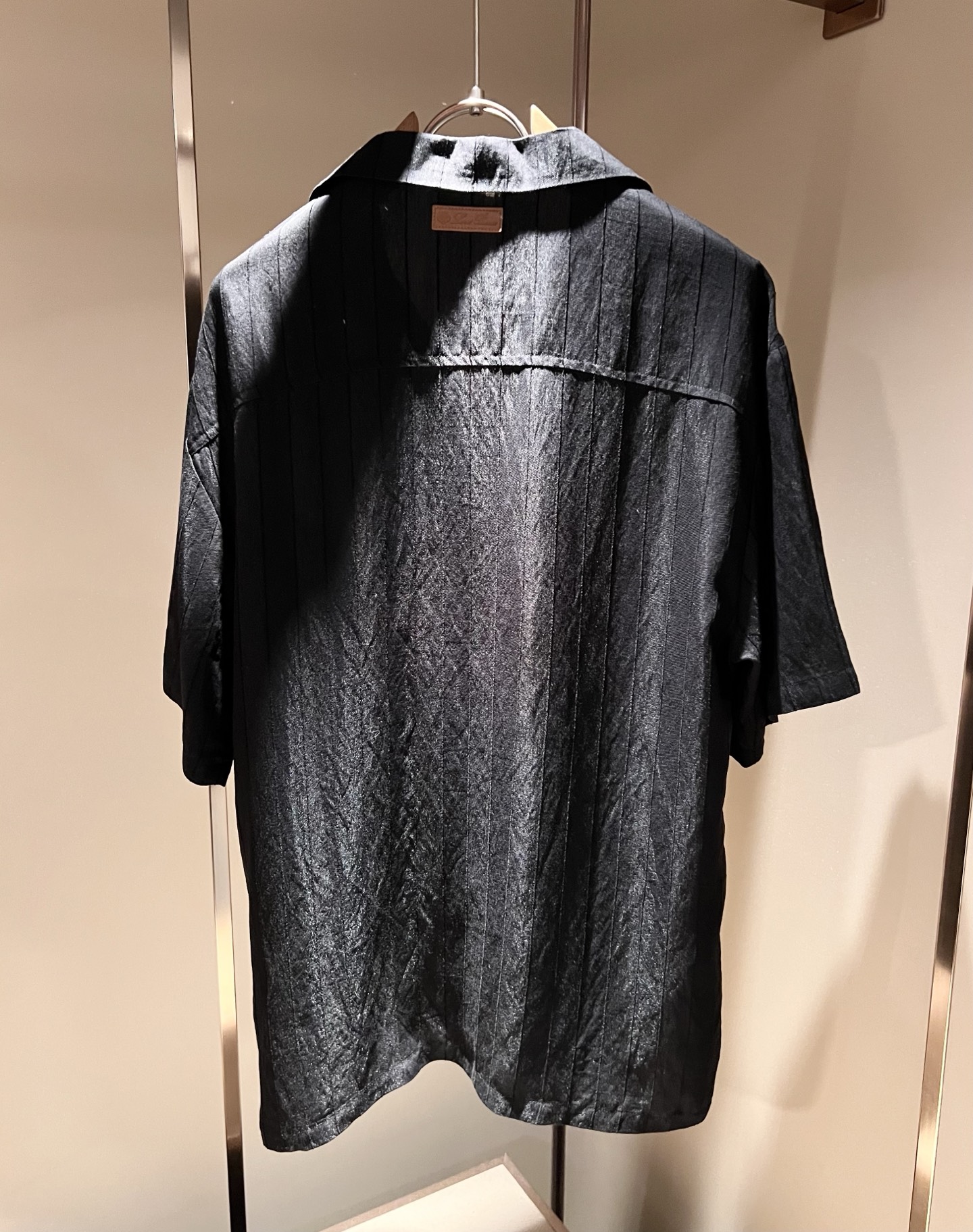Loro Piana诺悠翩雅 2026春夏男士最新的贸易订单翻领衬衣，全品相！！采用logo皮革图案设计