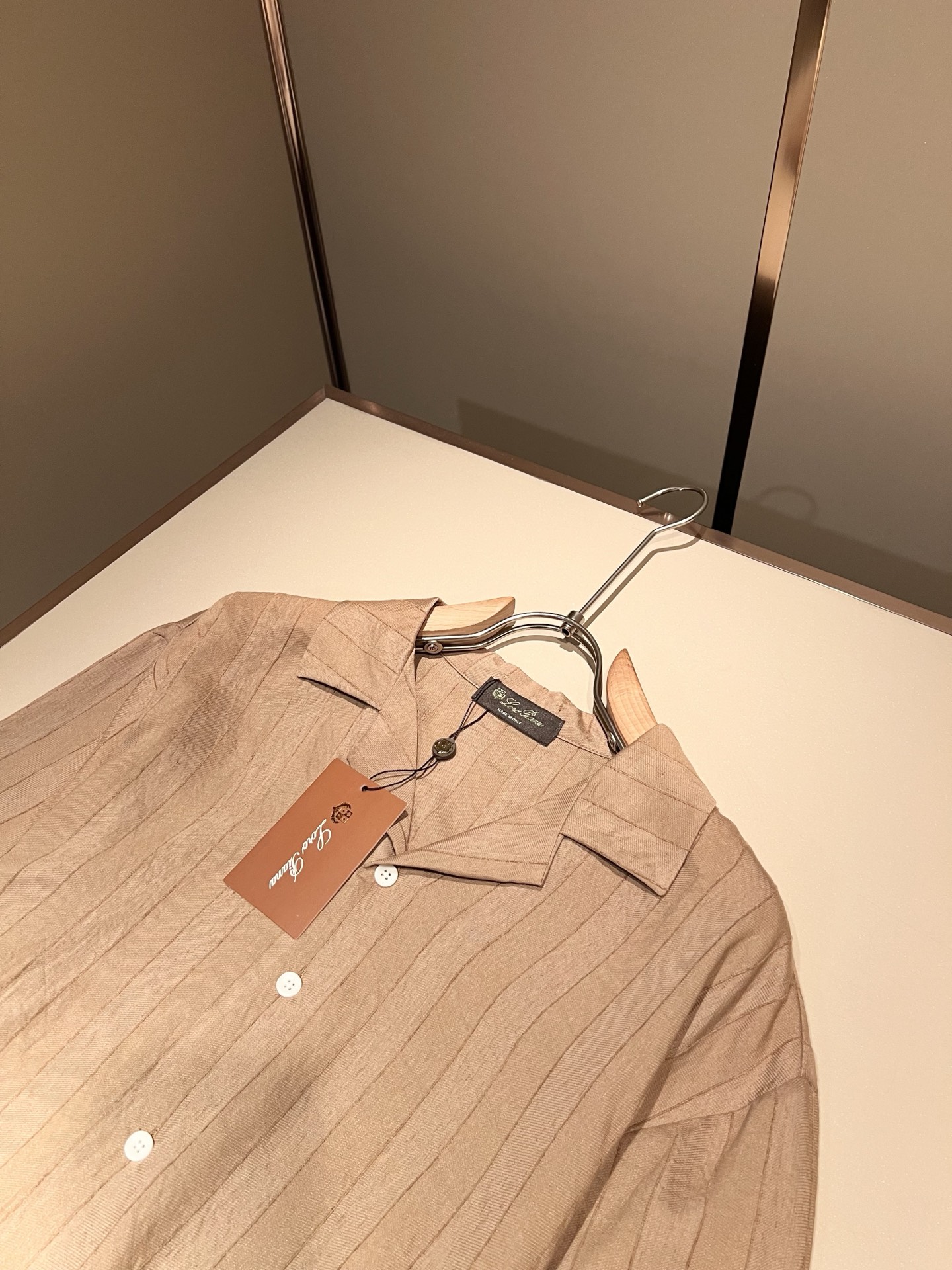 Loro Piana诺悠翩雅 2026春夏男士最新的贸易订单翻领衬衣，全品相！！采用logo皮革图案设计