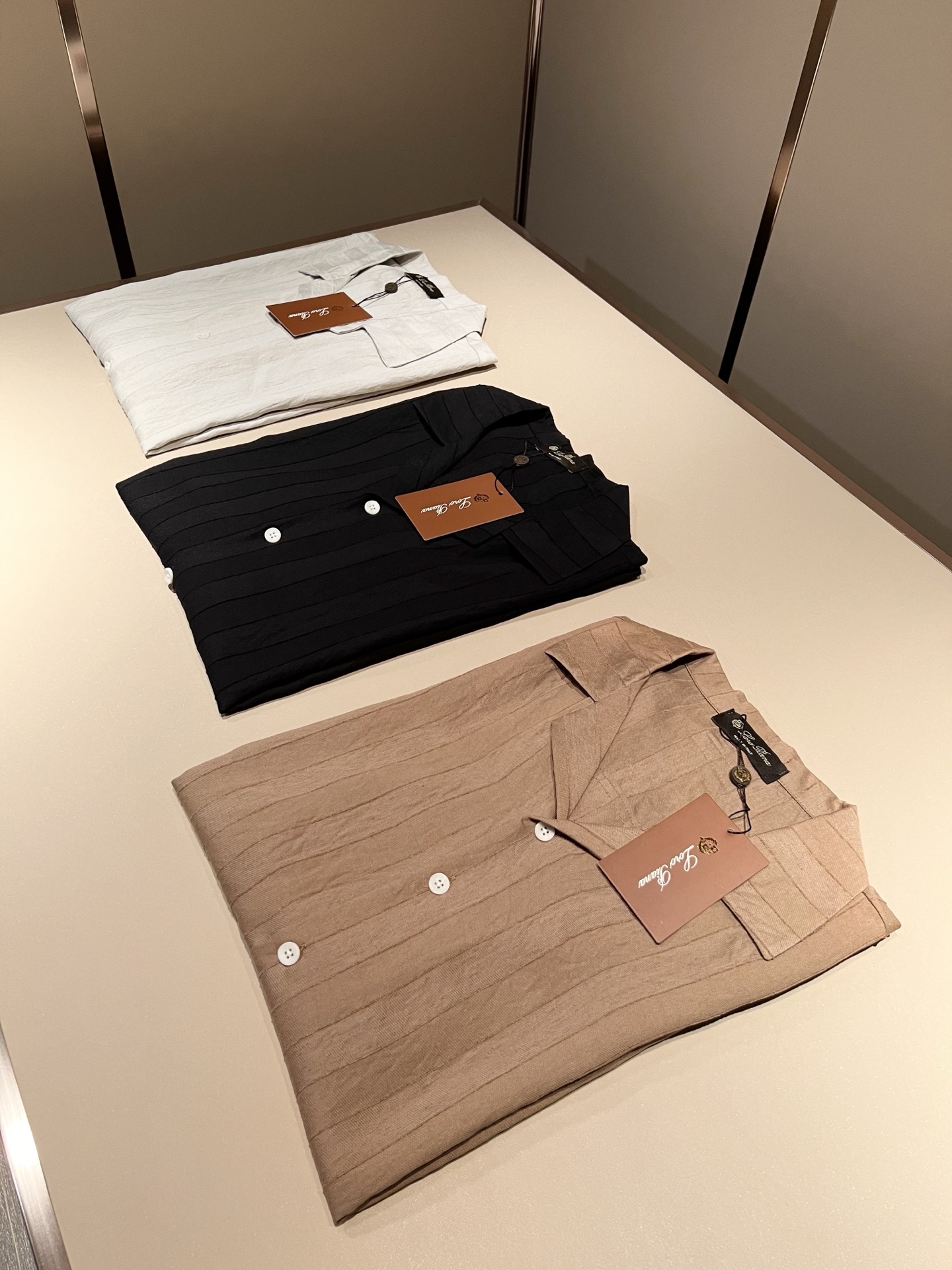 Loro Piana诺悠翩雅 2026春夏男士最新的贸易订单翻领衬衣，全品相！！采用logo皮革图案设计