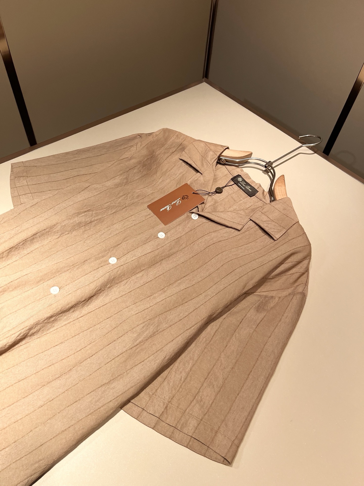 Loro Piana诺悠翩雅 2026春夏男士最新的贸易订单翻领衬衣，全品相！！采用logo皮革图案设计