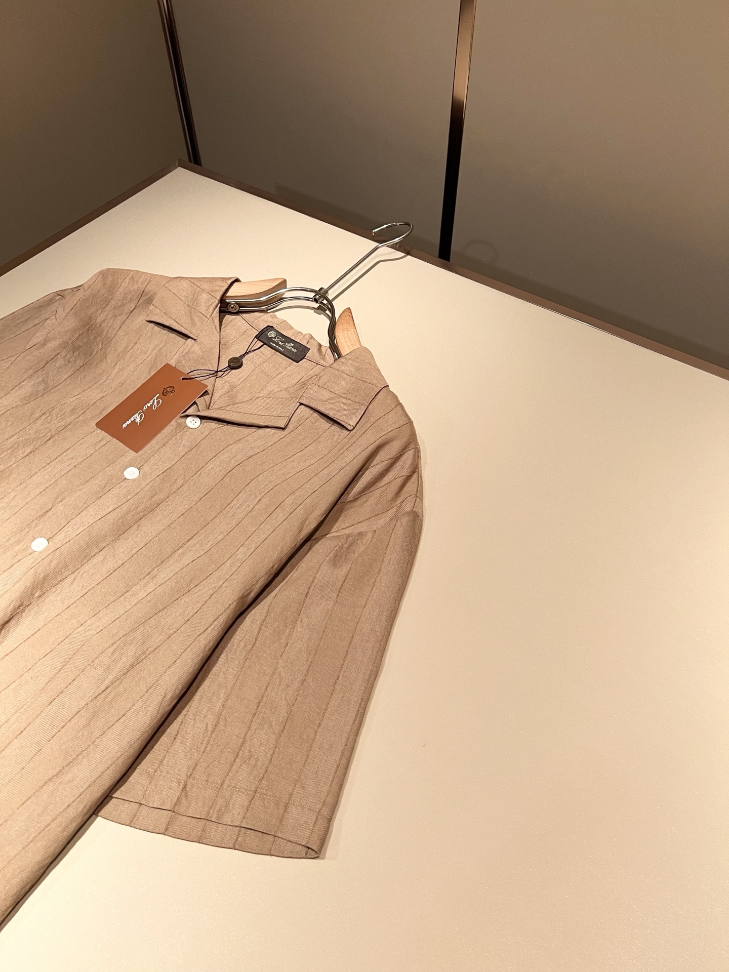 Loro Piana诺悠翩雅 2026春夏男士最新的贸易订单翻领衬衣，全品相！！采用logo皮革图案设计
