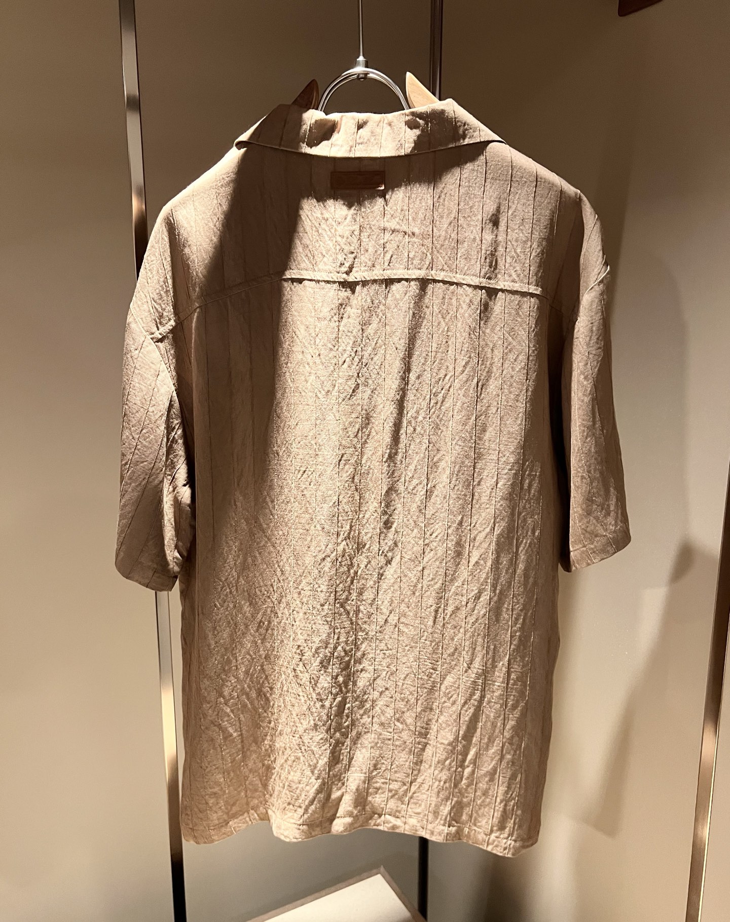 Loro Piana诺悠翩雅 2026春夏男士最新的贸易订单翻领衬衣，全品相！！采用logo皮革图案设计