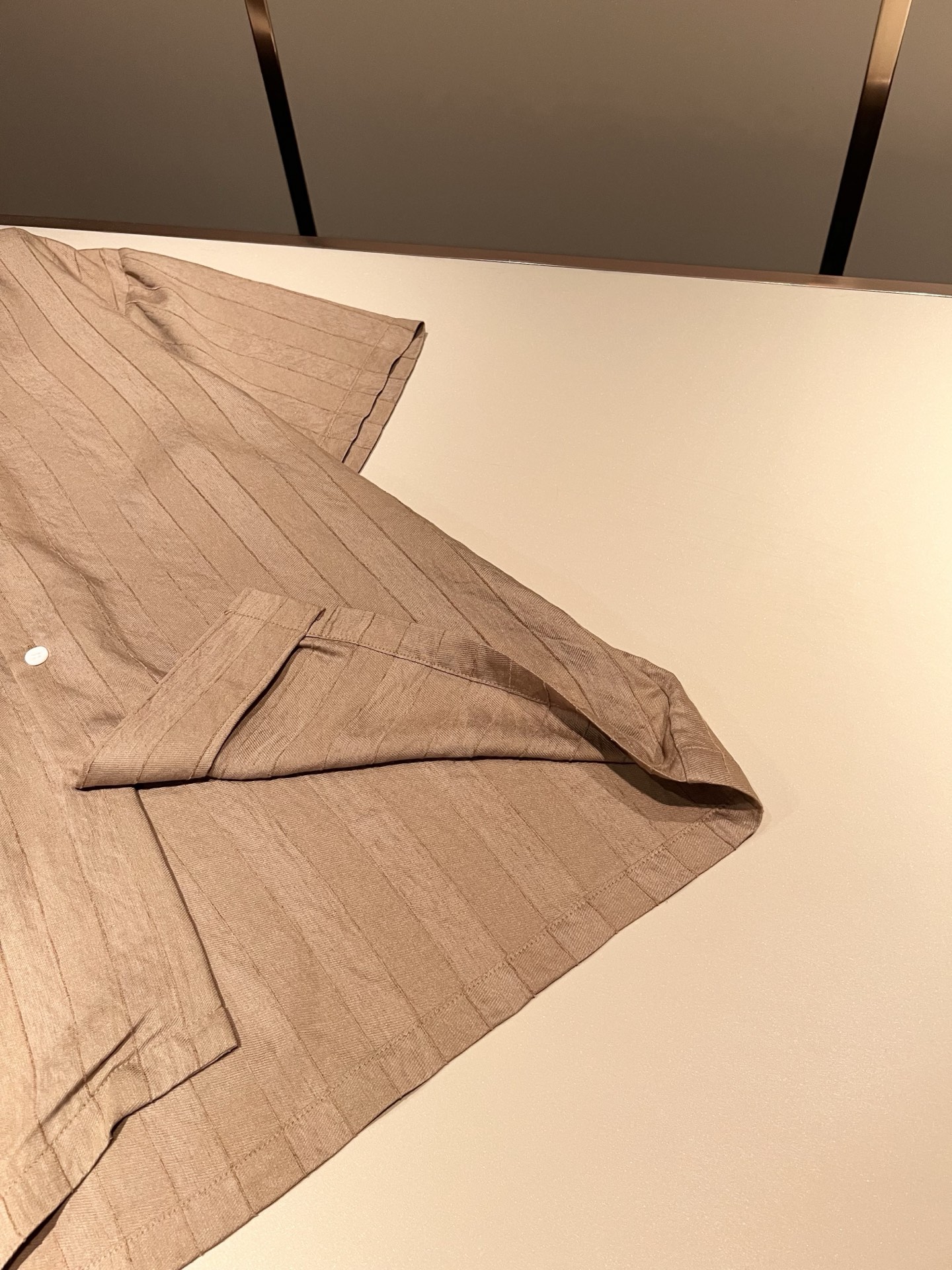 Loro Piana诺悠翩雅 2026春夏男士最新的贸易订单翻领衬衣，全品相！！采用logo皮革图案设计