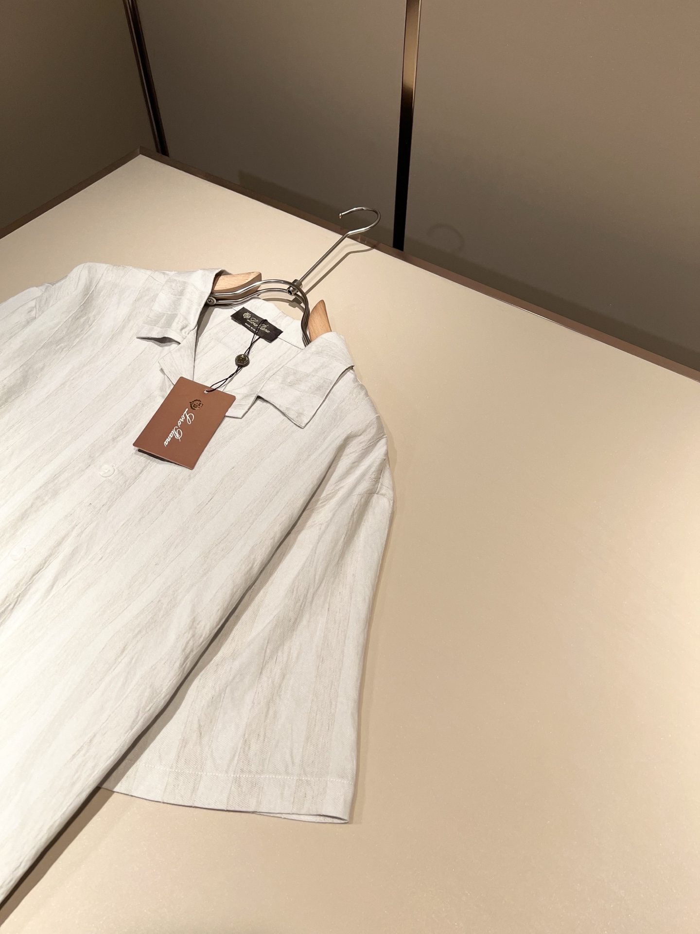 Loro Piana诺悠翩雅 2026春夏男士最新的贸易订单翻领衬衣，全品相！！采用logo皮革图案设计