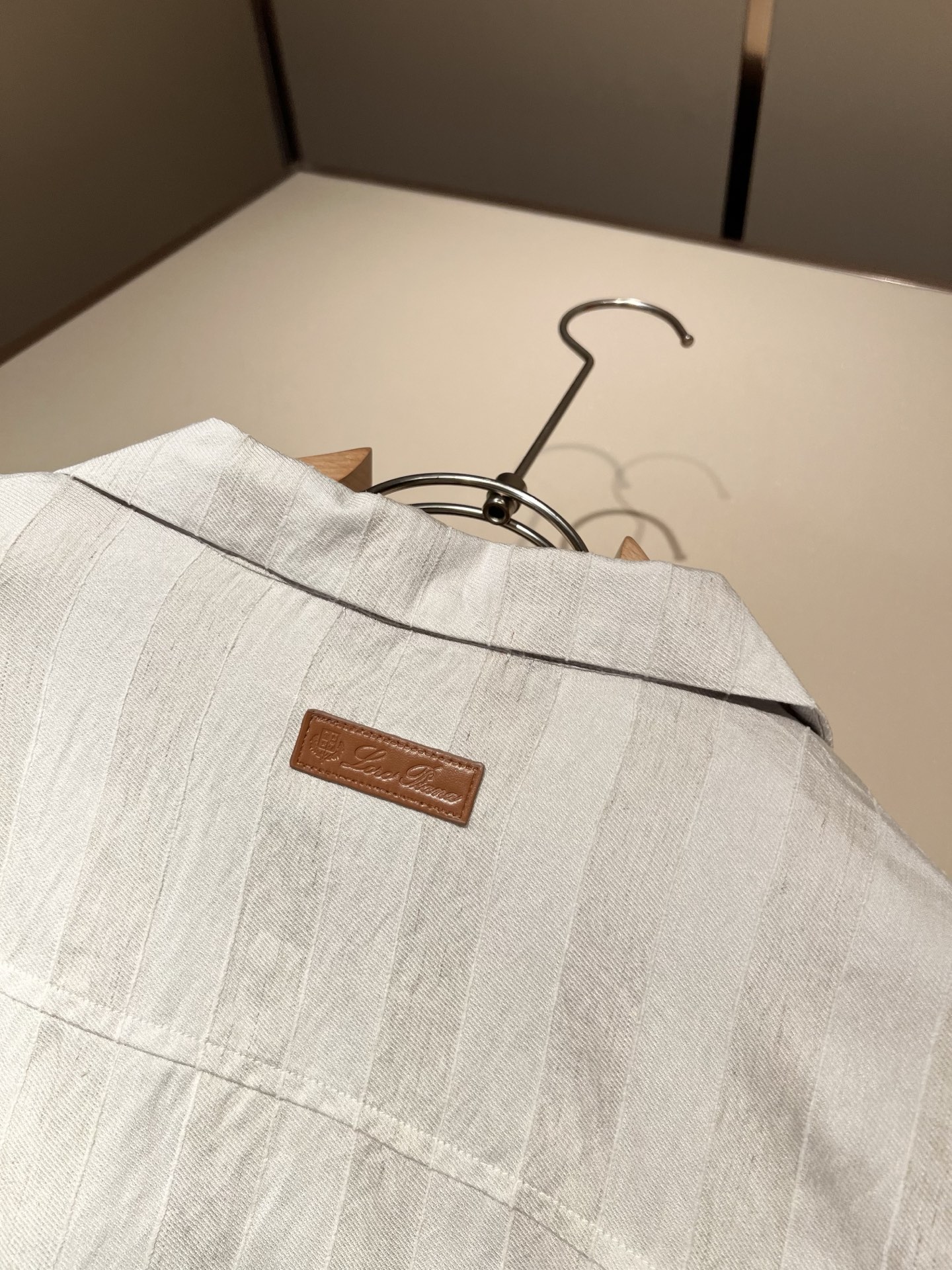 Loro Piana诺悠翩雅 2026春夏男士最新的贸易订单翻领衬衣，全品相！！采用logo皮革图案设计