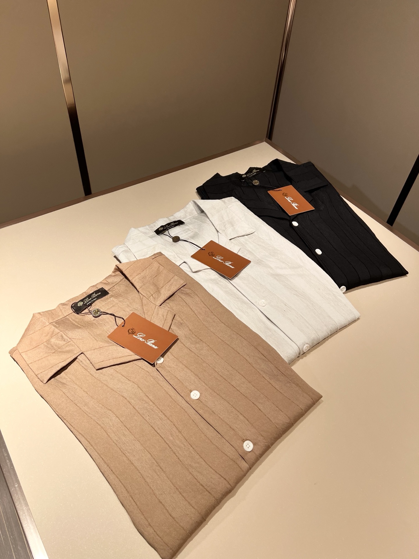 Loro Piana诺悠翩雅 2026春夏男士最新的贸易订单翻领衬衣，全品相！！采用logo皮革图案设计