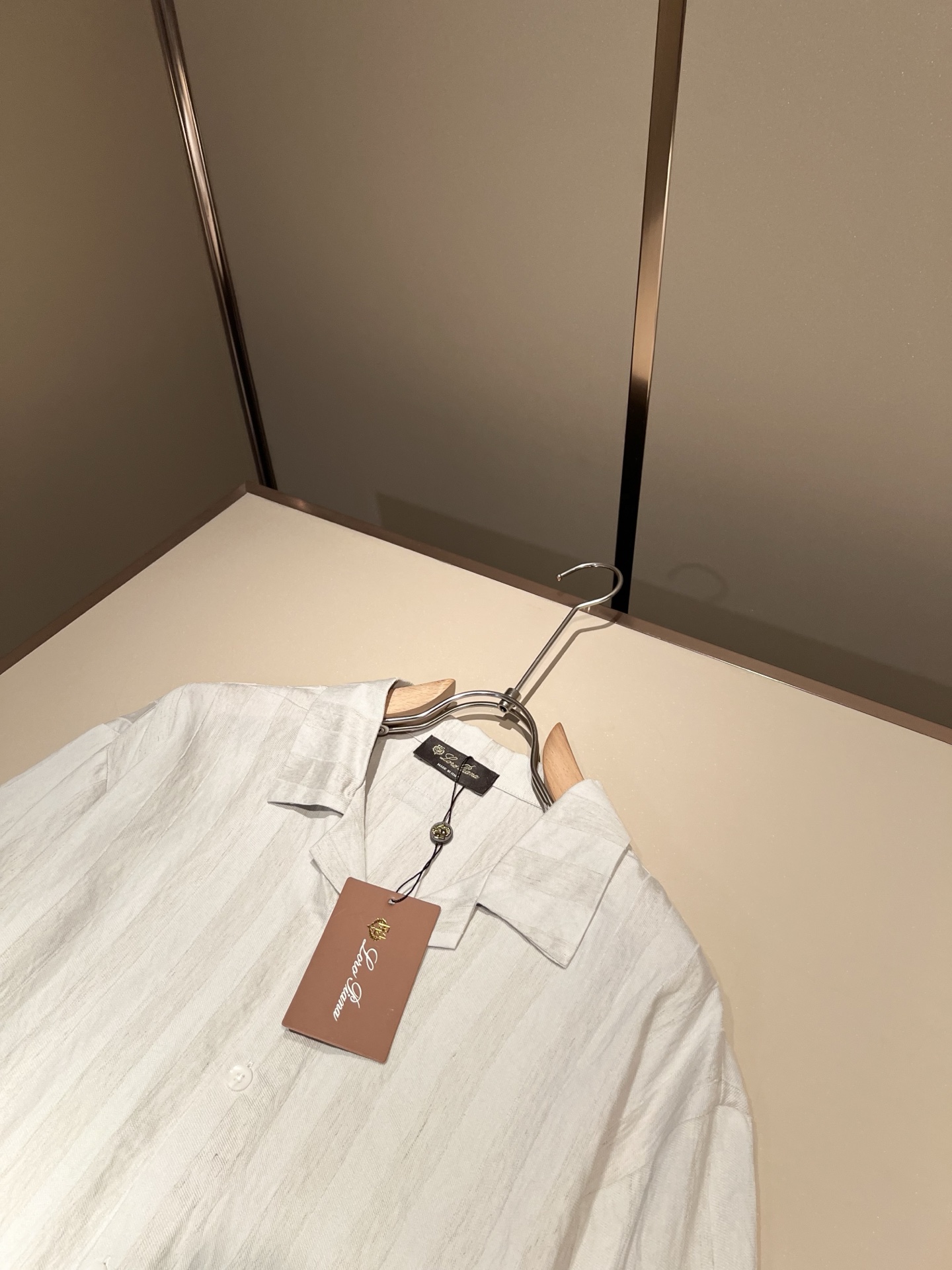 Loro Piana诺悠翩雅 2026春夏男士最新的贸易订单翻领衬衣，全品相！！采用logo皮革图案设计