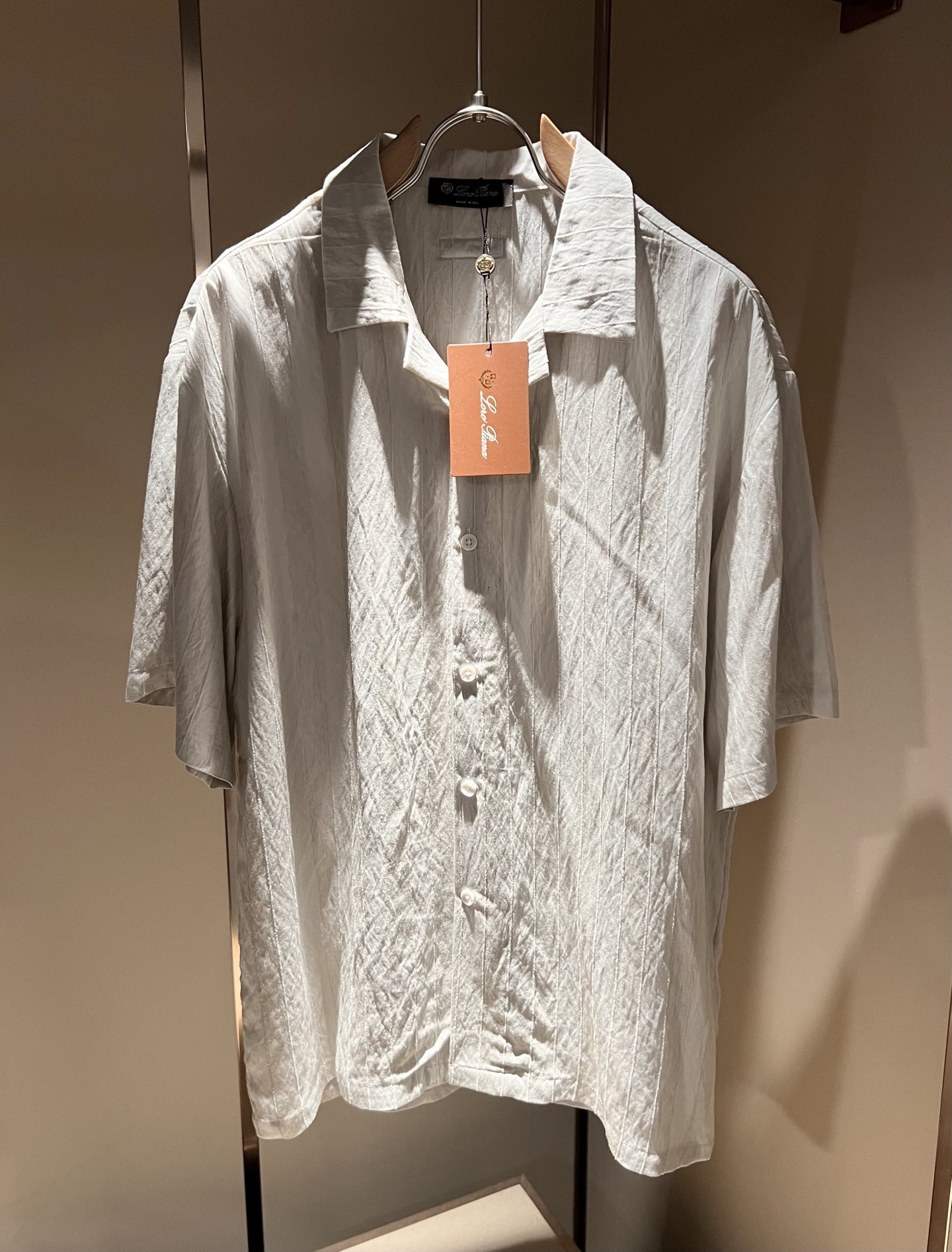 Loro Piana诺悠翩雅 2026春夏男士最新的贸易订单翻领衬衣，全品相！！采用logo皮革图案设计
