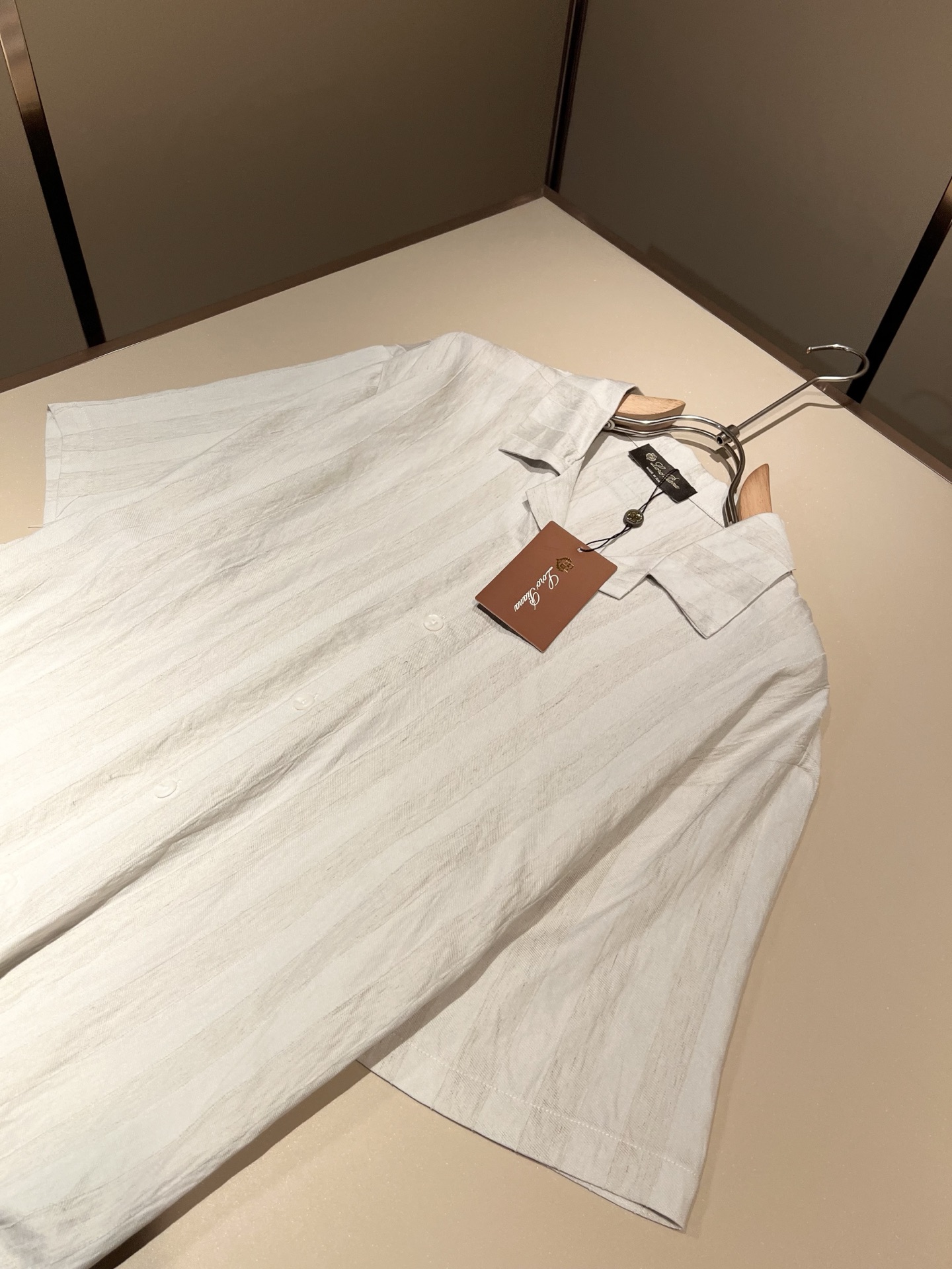 Loro Piana诺悠翩雅 2026春夏男士最新的贸易订单翻领衬衣，全品相！！采用logo皮革图案设计
