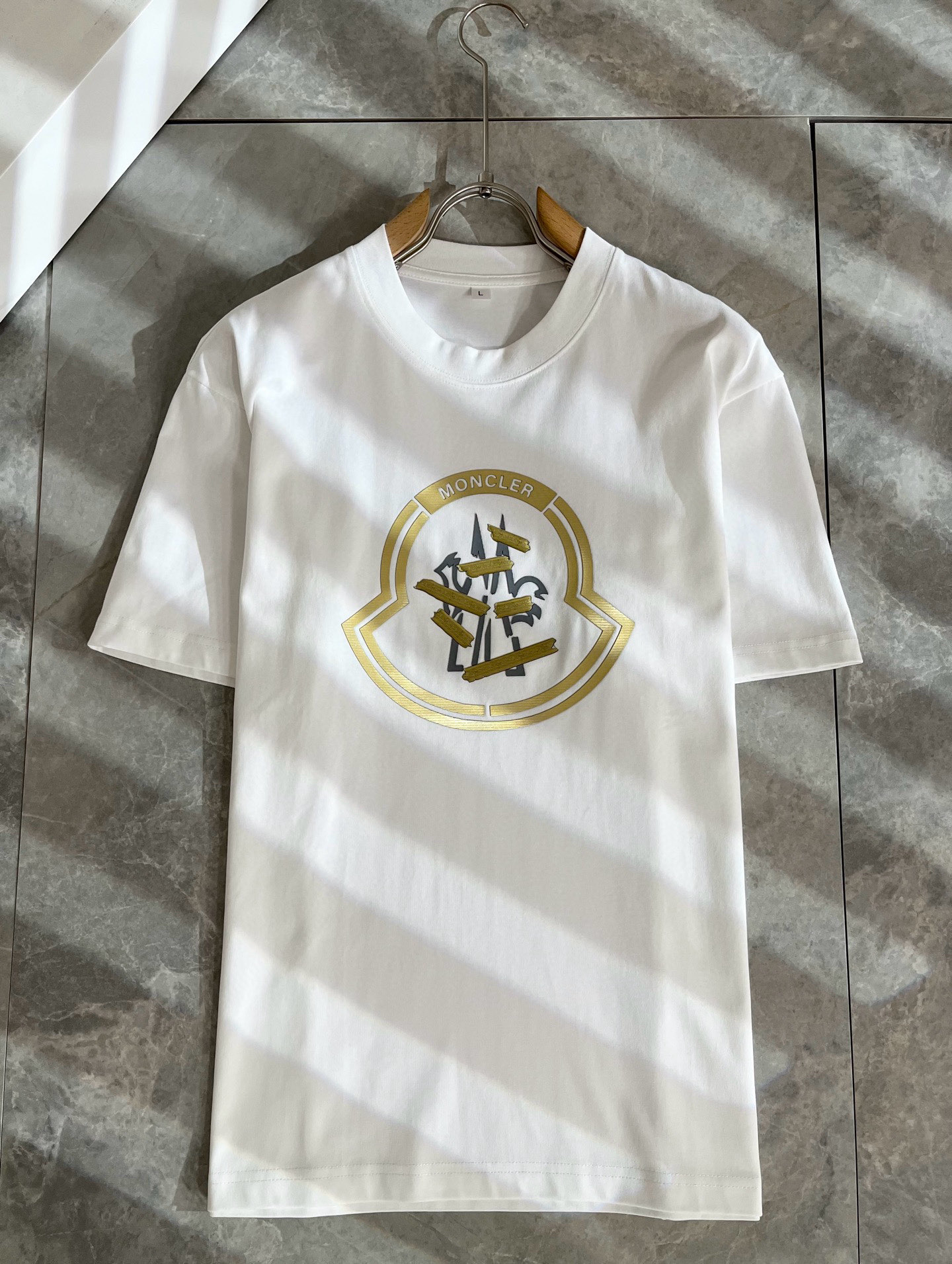 Moncler蒙家 2026春夏男女同款👫情侣款最新的贸易订单短袖T恤，全品相！！网红款！采用logo图