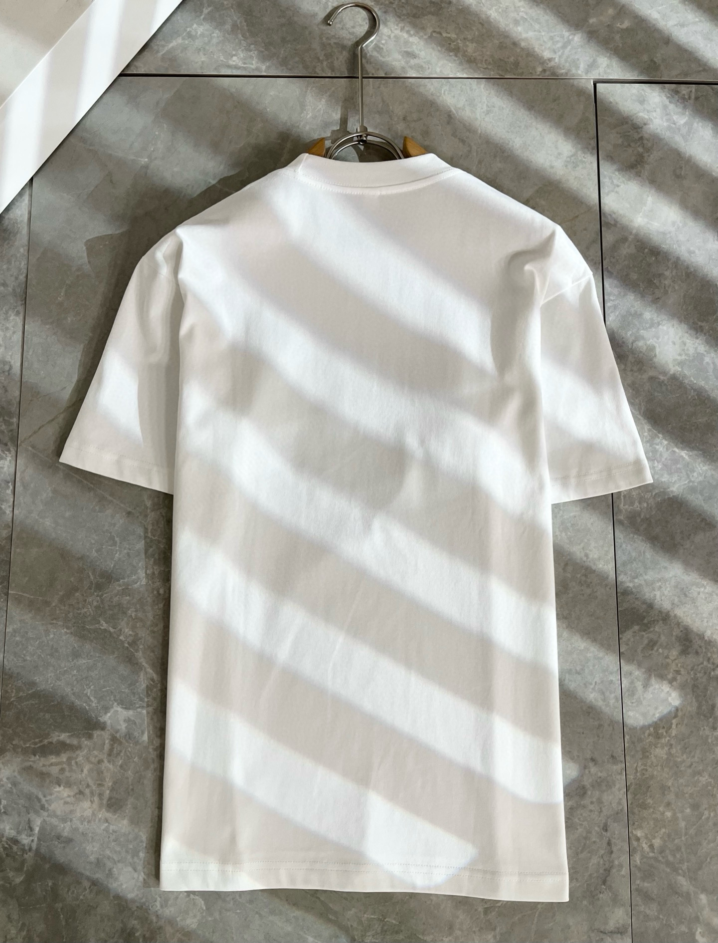 Moncler蒙家 2026春夏男女同款👫情侣款最新的贸易订单短袖T恤，全品相！！网红款！采用logo图