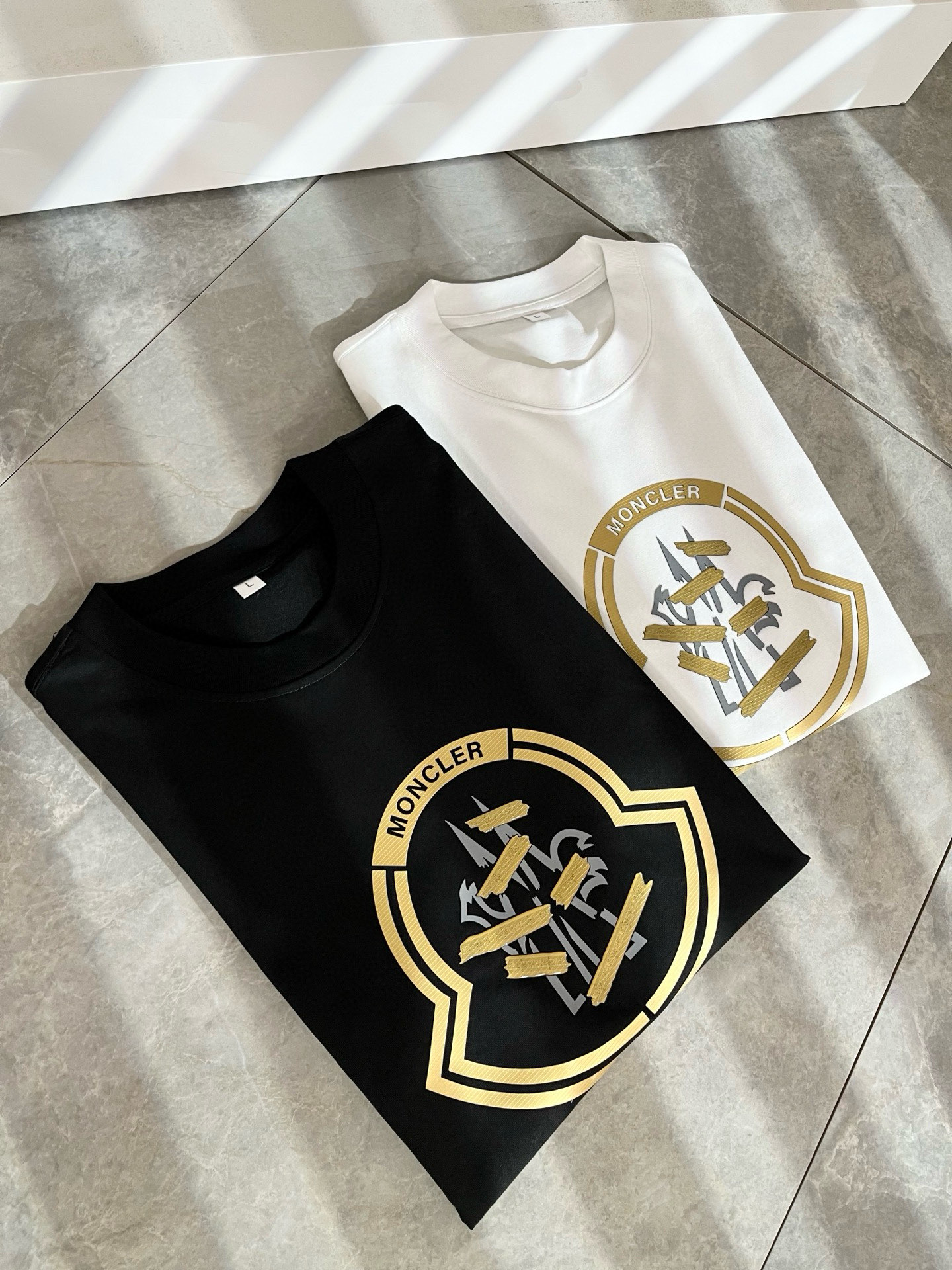 Moncler蒙家 2026春夏男女同款👫情侣款最新的贸易订单短袖T恤，全品相！！网红款！采用logo图