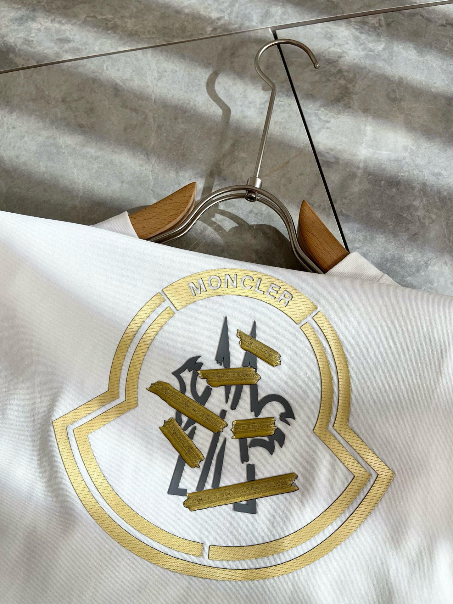 Moncler蒙家 2026春夏男女同款👫情侣款最新的贸易订单短袖T恤，全品相！！网红款！采用logo图