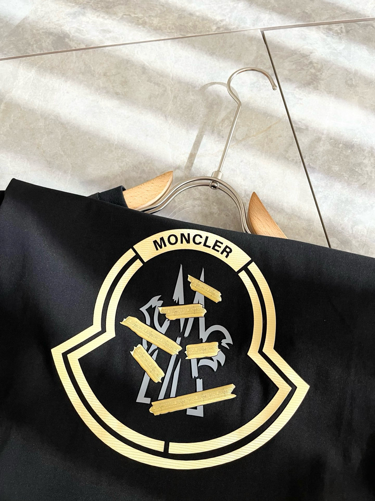 Moncler蒙家 2026春夏男女同款👫情侣款最新的贸易订单短袖T恤，全品相！！网红款！采用logo图