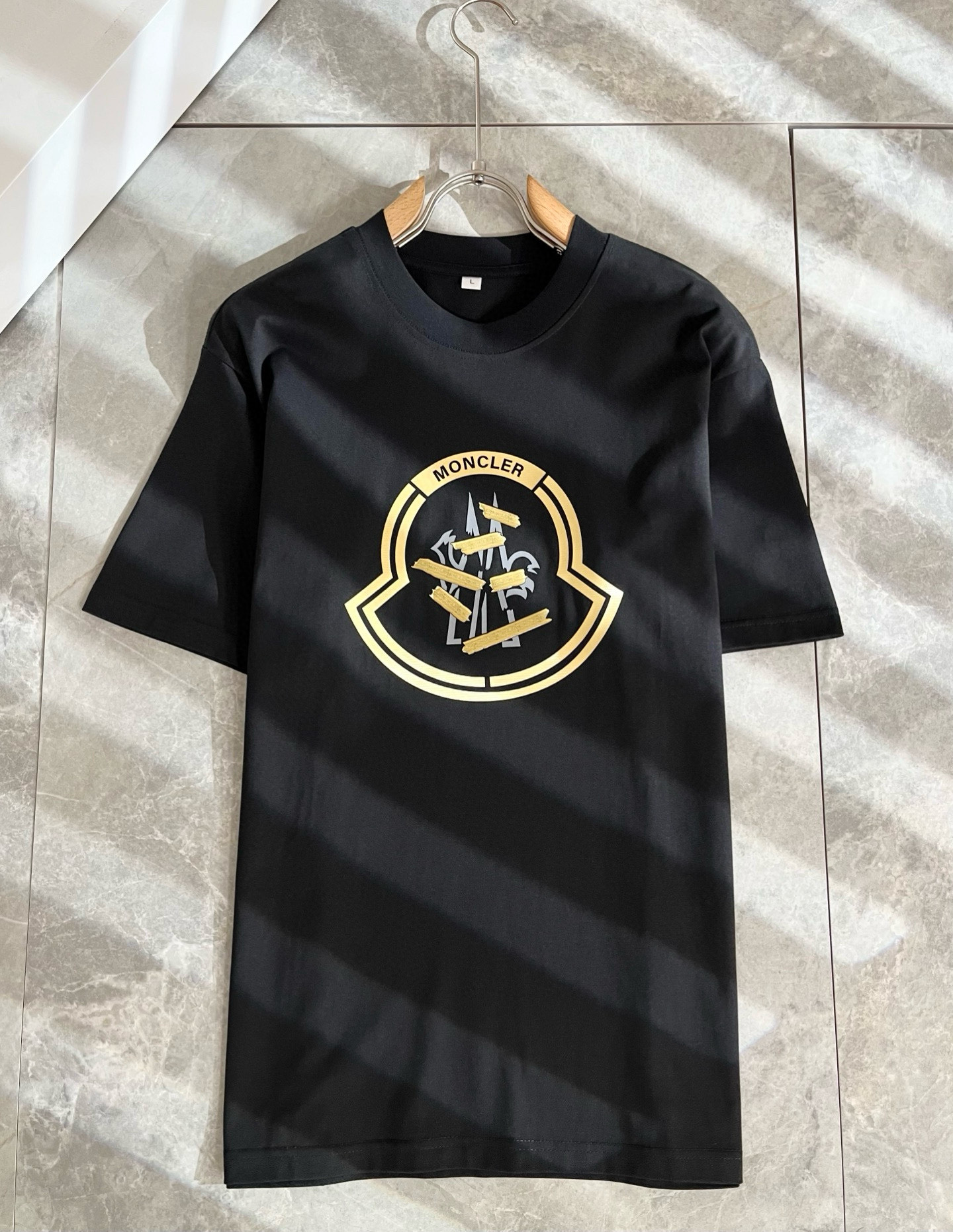 Moncler蒙家 2026春夏男女同款👫情侣款最新的贸易订单短袖T恤，全品相！！网红款！采用logo图
