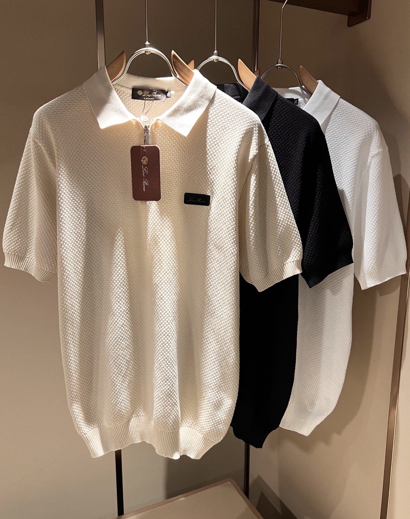 loro Piana诺悠翩雅 2026春夏男士最新的贸易订单翻领针织短袖T恤，全品相！！上身舒适透气，不