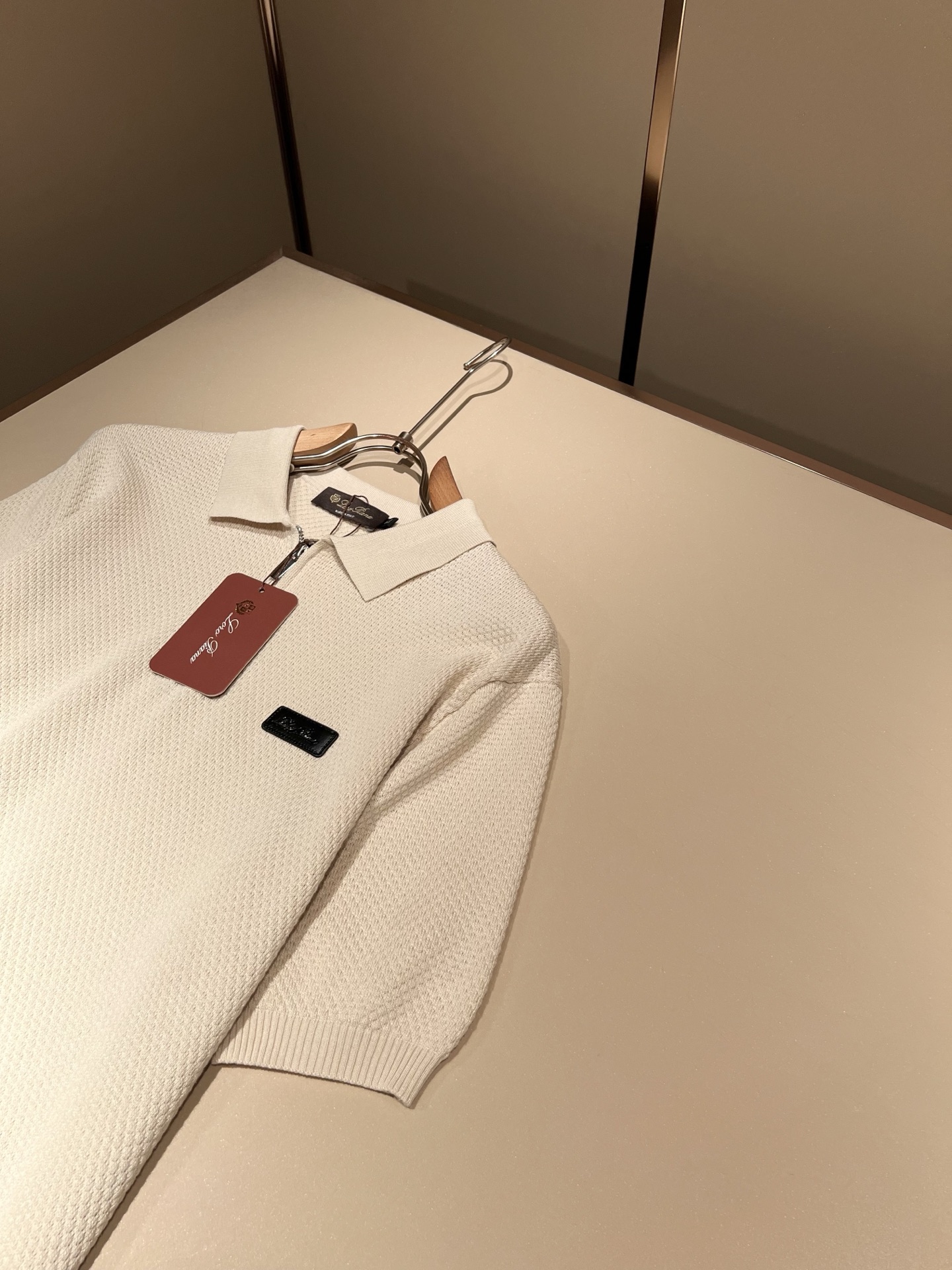 loro Piana诺悠翩雅 2026春夏男士最新的贸易订单翻领针织短袖T恤，全品相！！上身舒适透气，不