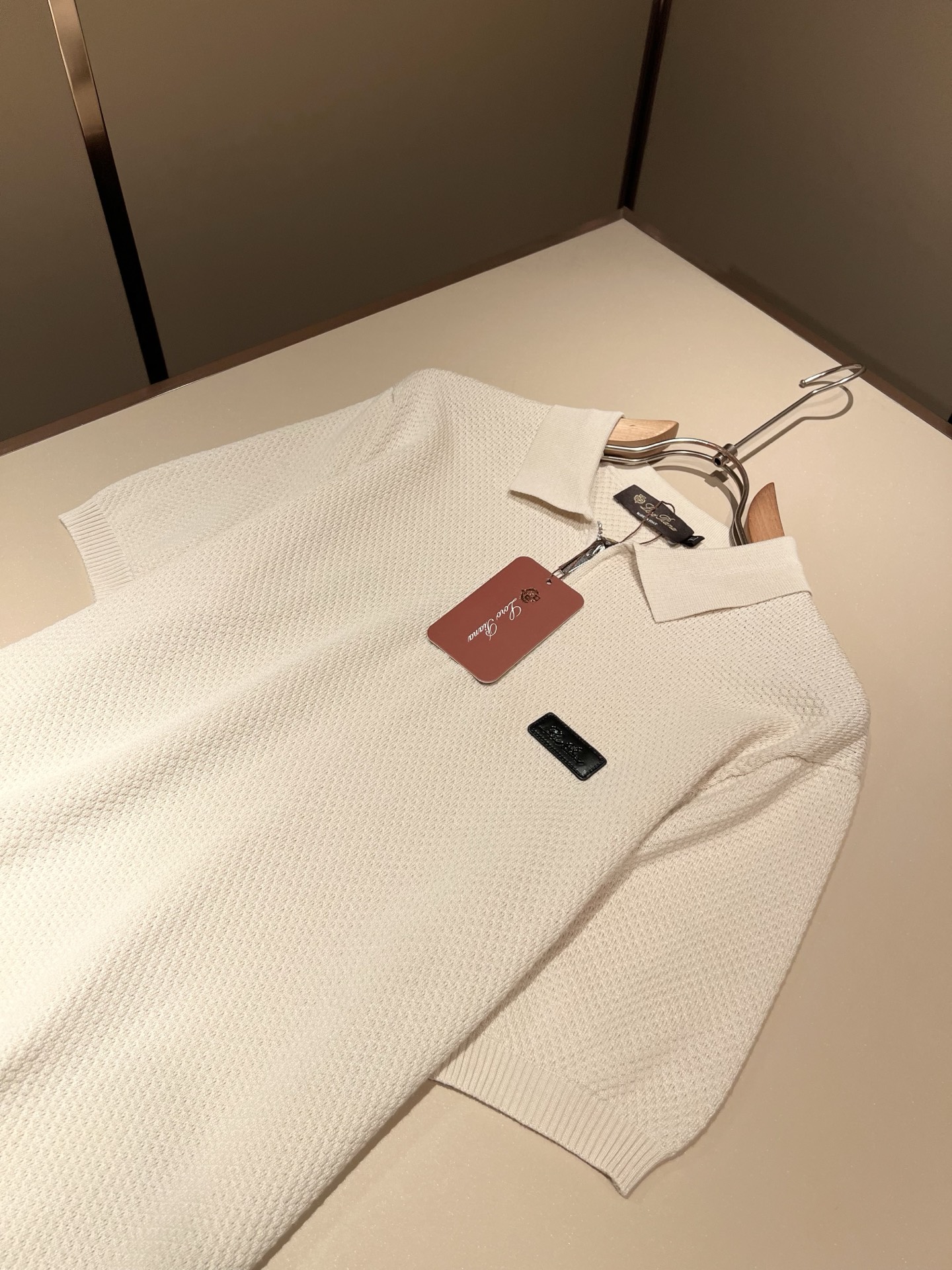 loro Piana诺悠翩雅 2026春夏男士最新的贸易订单翻领针织短袖T恤，全品相！！上身舒适透气，不