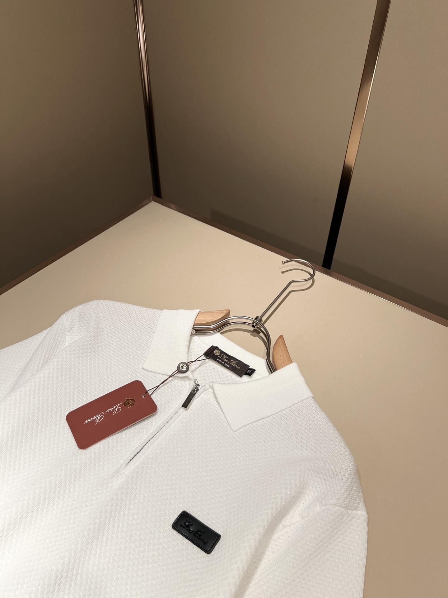 loro Piana诺悠翩雅 2026春夏男士最新的贸易订单翻领针织短袖T恤，全品相！！上身舒适透气，不