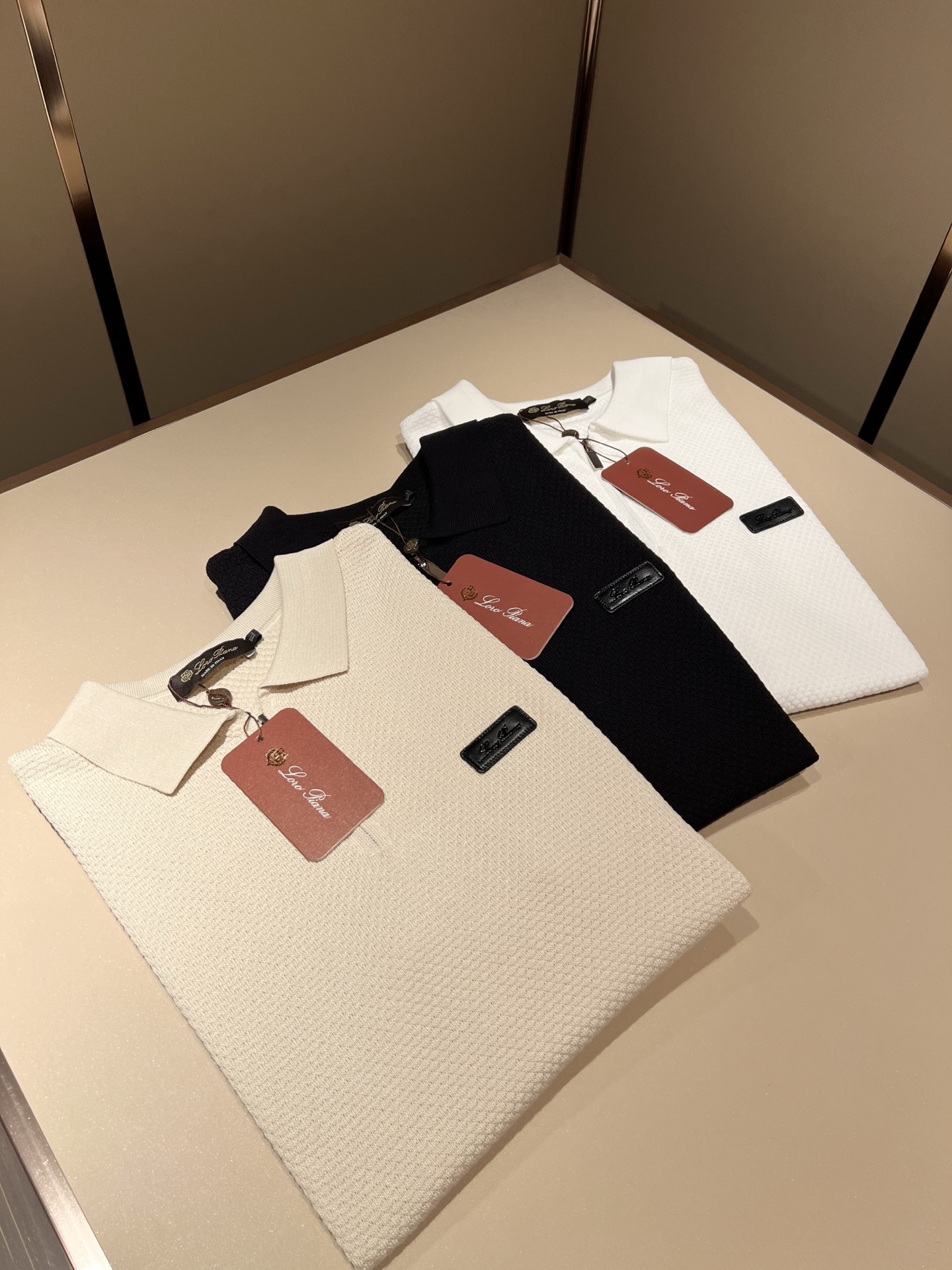 loro Piana诺悠翩雅 2026春夏男士最新的贸易订单翻领针织短袖T恤，全品相！！上身舒适透气，不