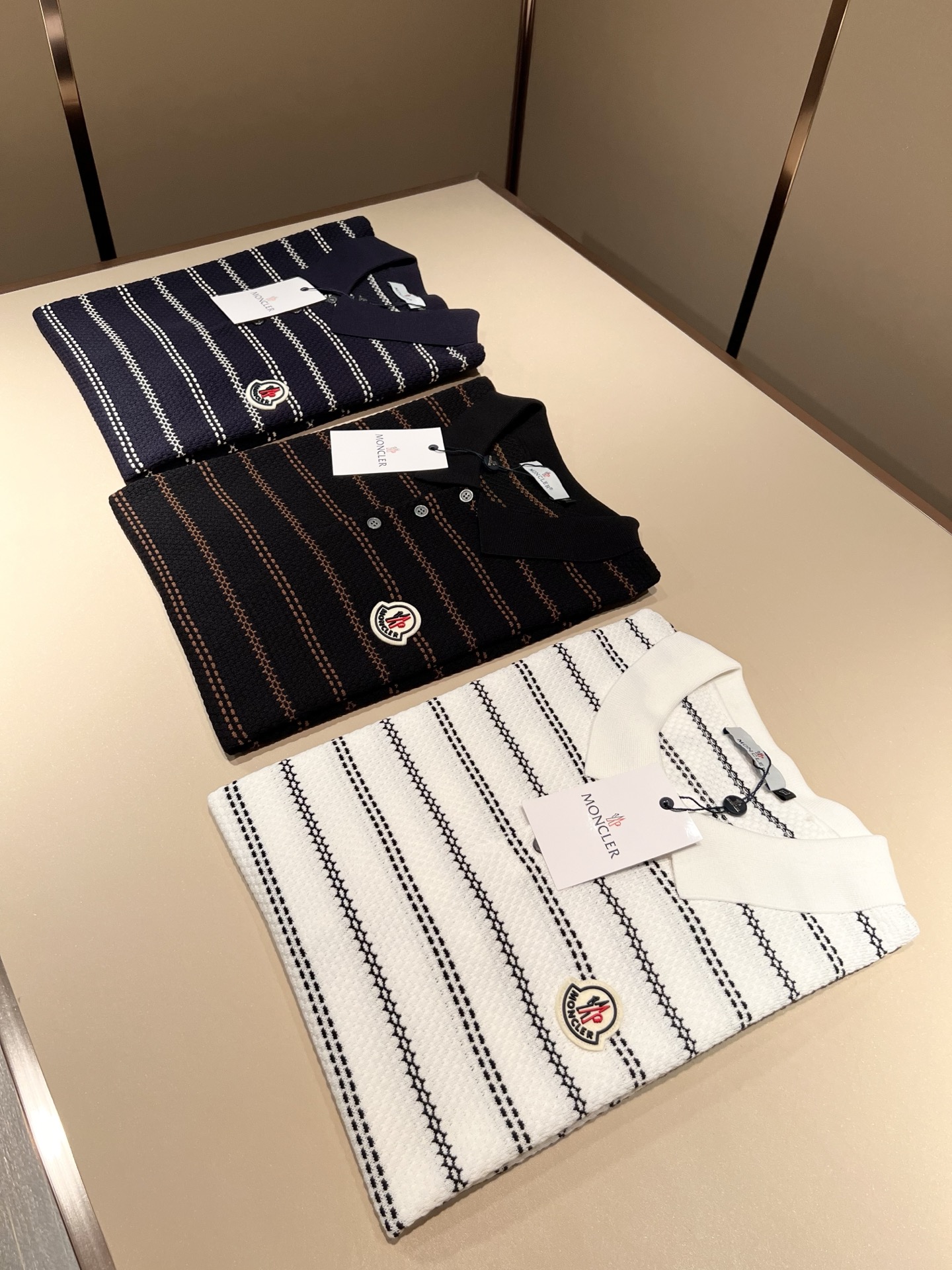 Moncler蒙家 2026春夏最新的贸易订单针织短袖T恤，全品相！！网红款！工艺采用胸前徽章设计！上身