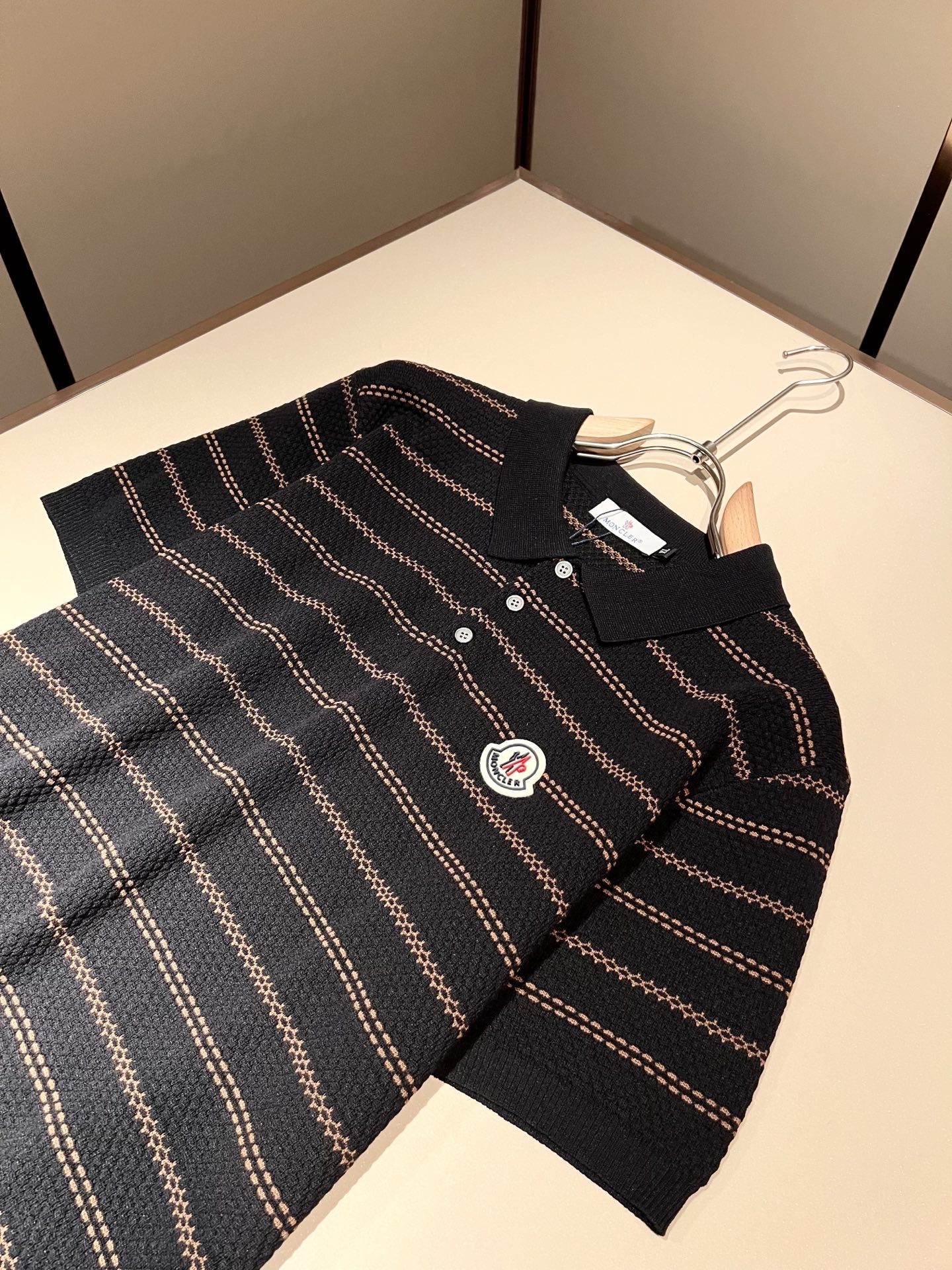 Moncler蒙家 2026春夏最新的贸易订单针织短袖T恤，全品相！！网红款！工艺采用胸前徽章设计！上身