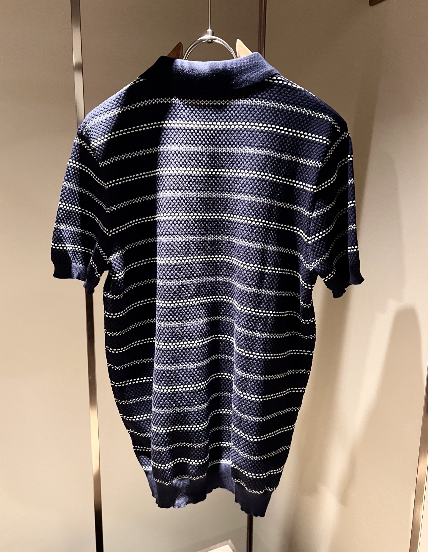Moncler蒙家 2026春夏最新的贸易订单针织短袖T恤，全品相！！网红款！工艺采用胸前徽章设计！上身