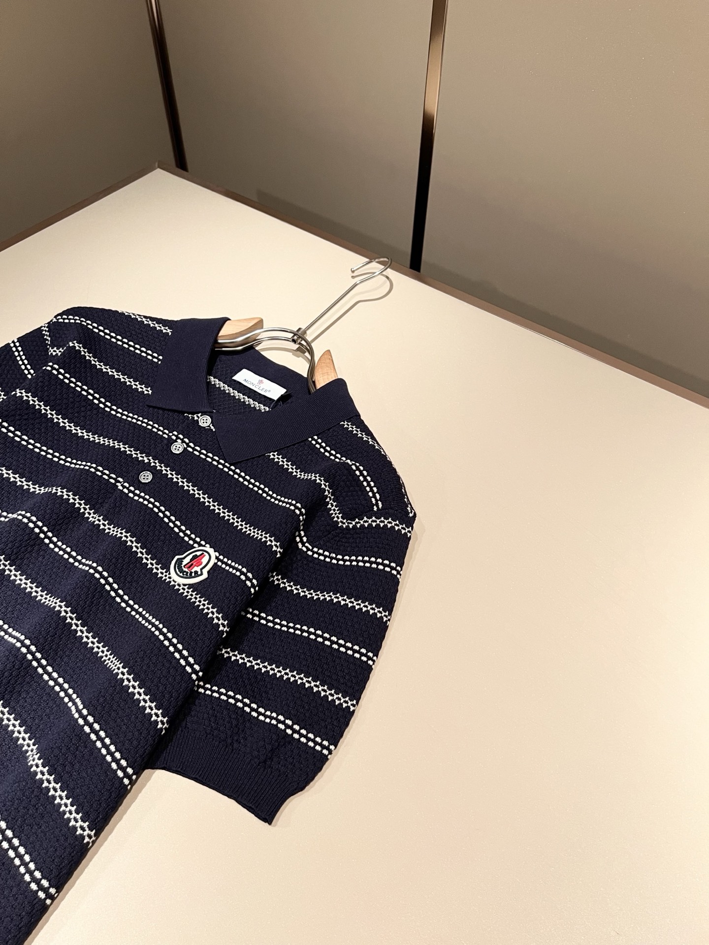 Moncler蒙家 2026春夏最新的贸易订单针织短袖T恤，全品相！！网红款！工艺采用胸前徽章设计！上身