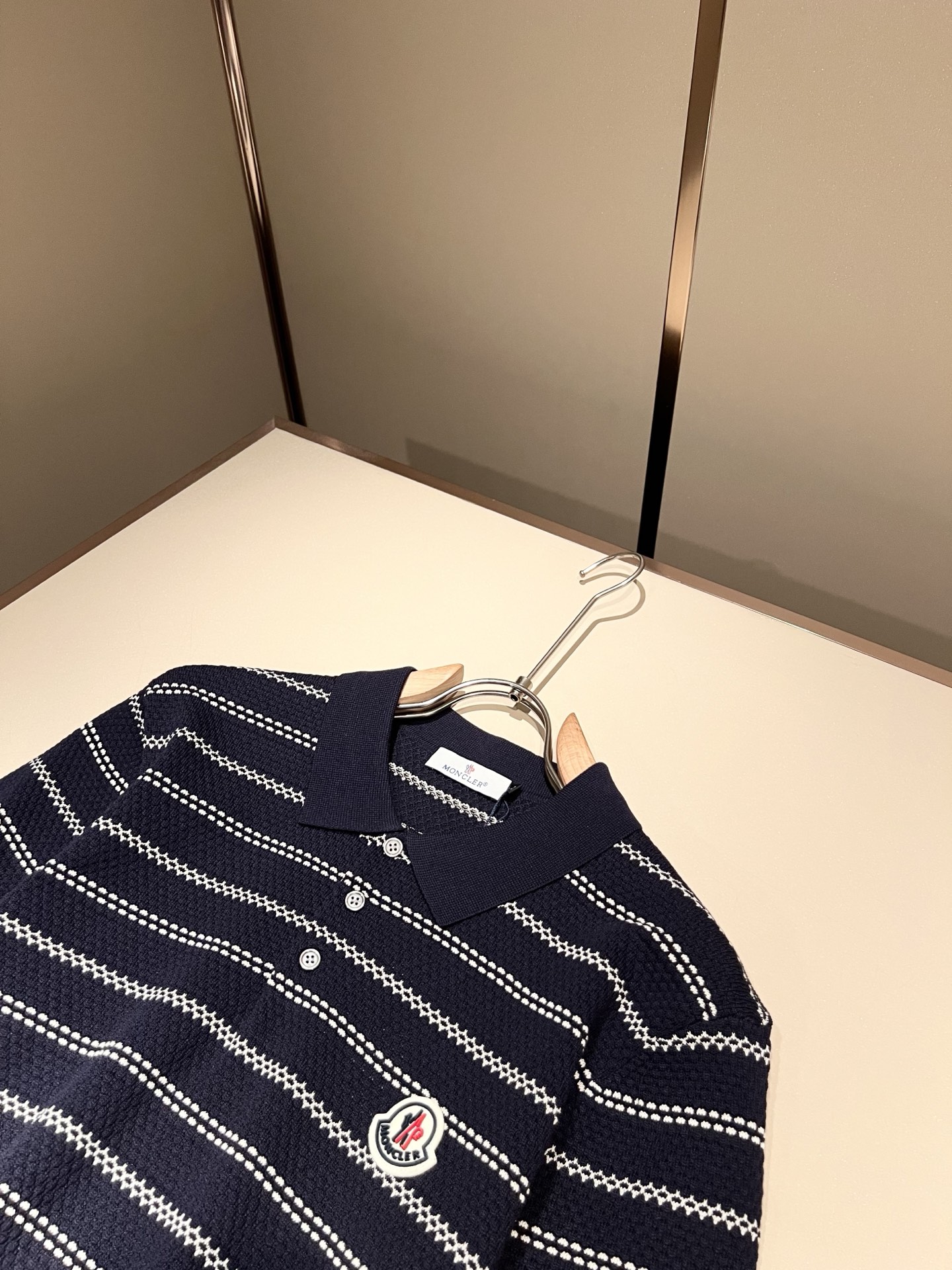 Moncler蒙家 2026春夏最新的贸易订单针织短袖T恤，全品相！！网红款！工艺采用胸前徽章设计！上身