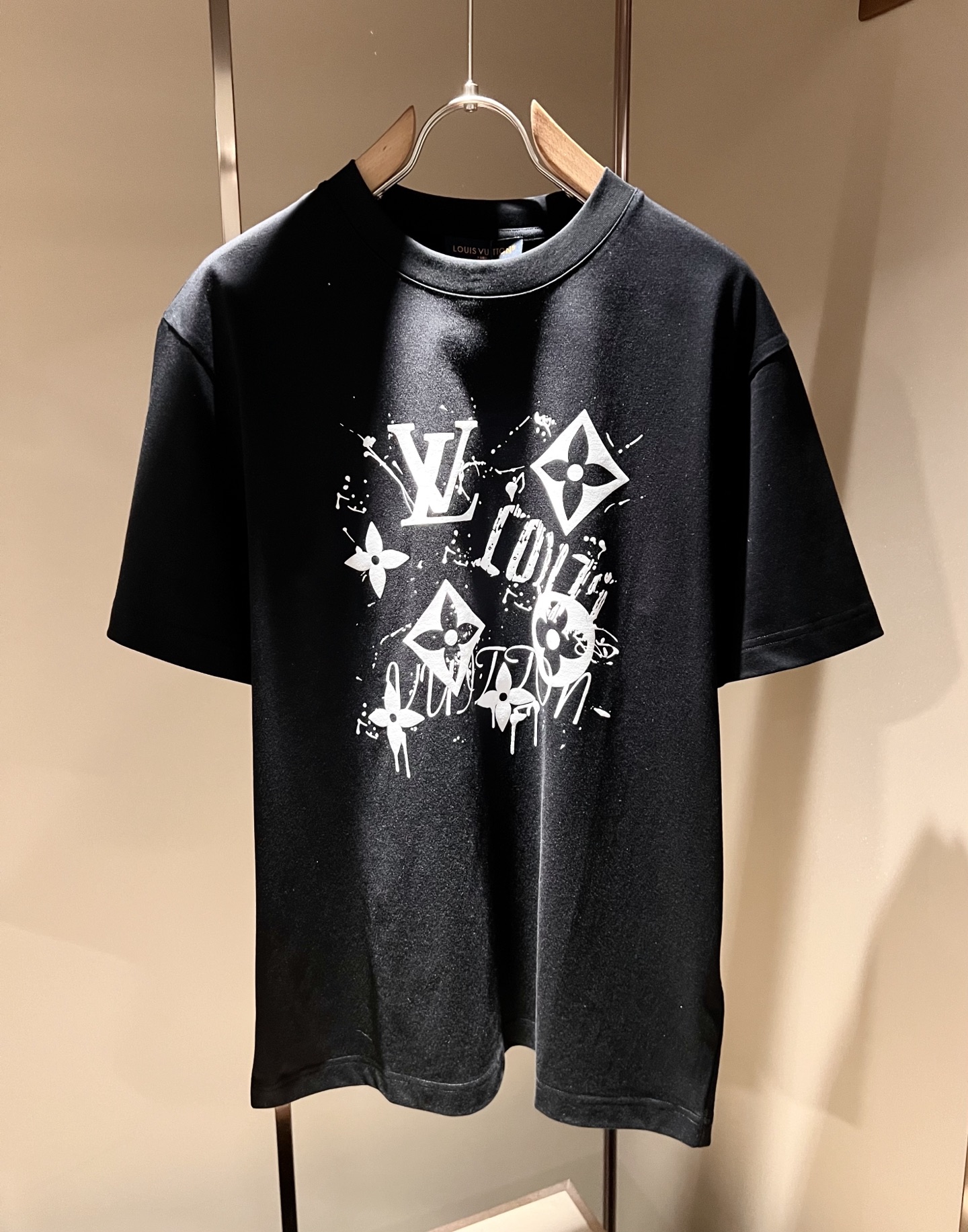 LouisVuitt*路易*登 2026春夏全新系列单品上线，非常时髦前卫的一款男女同款短袖T恤，标识l